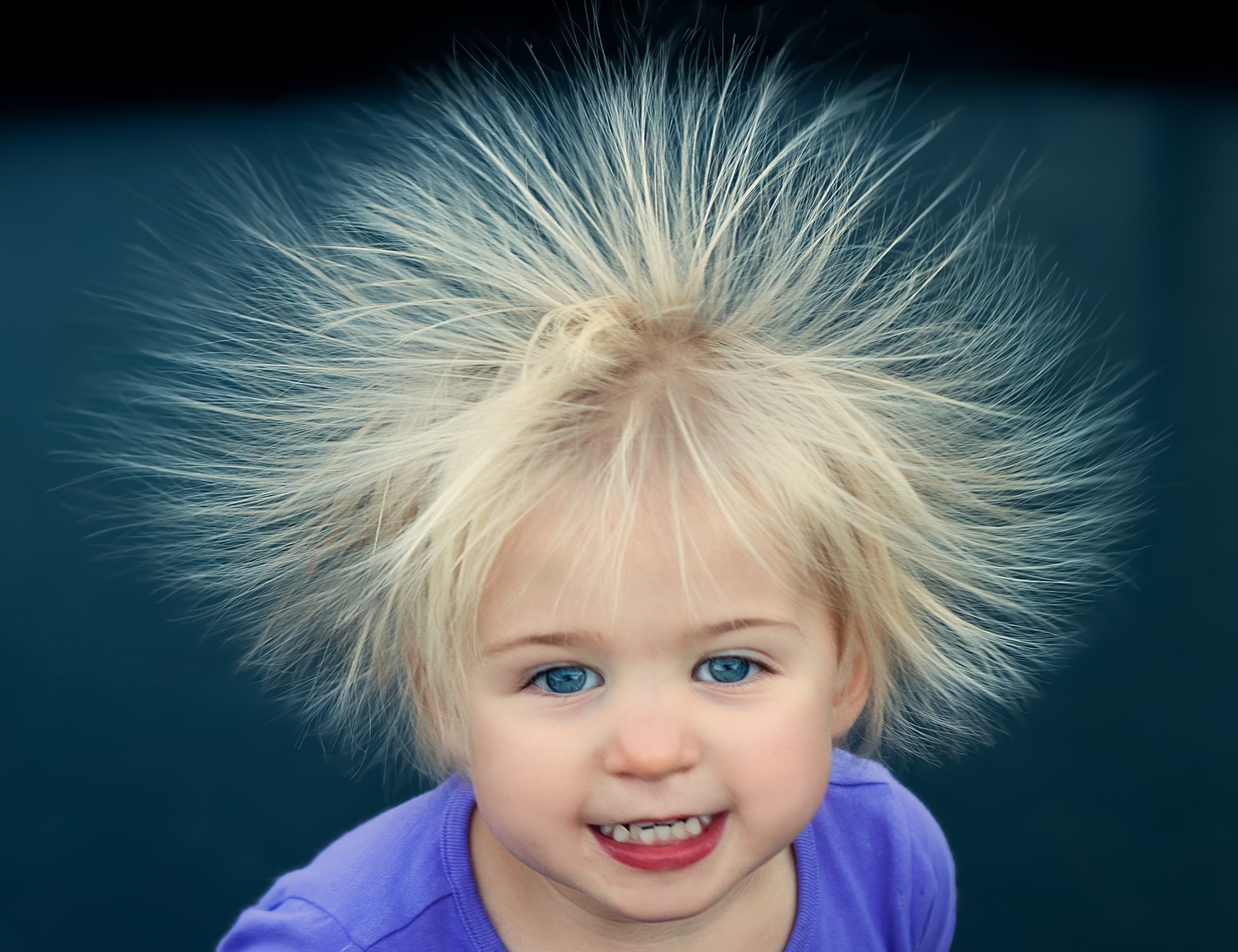 Волосы сильно электризуются. Девочка с наэлектризованными волосами. Волосы одуванчиком. Ребенок с взъерошенными волосами. Мальчик одуванчик.