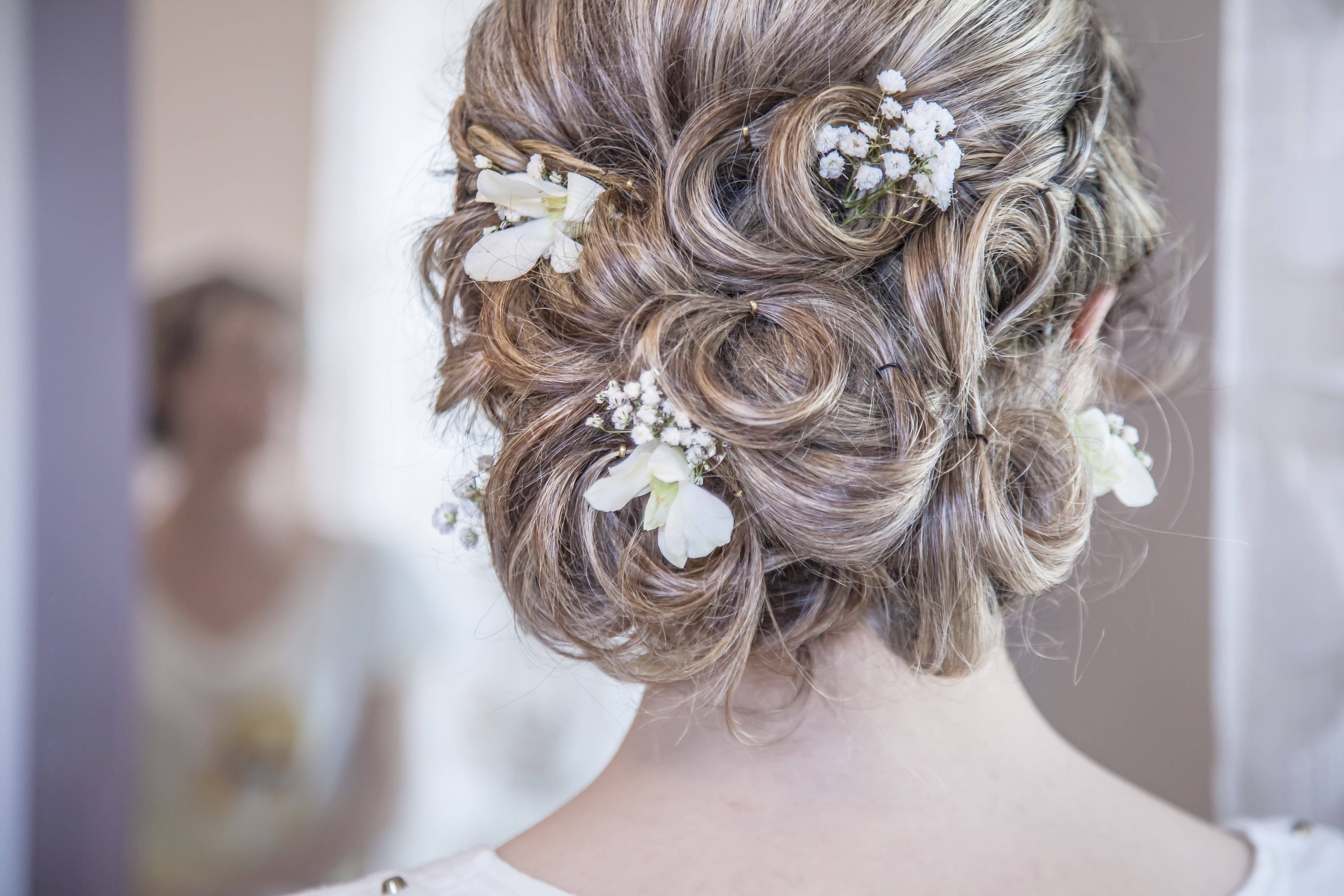 Красивая прическа на свадьбу. Свадебные прически. Прическа невесты. Свадебная прическа с цветами в волосах. Красивые причёски на свадьбу невесте.