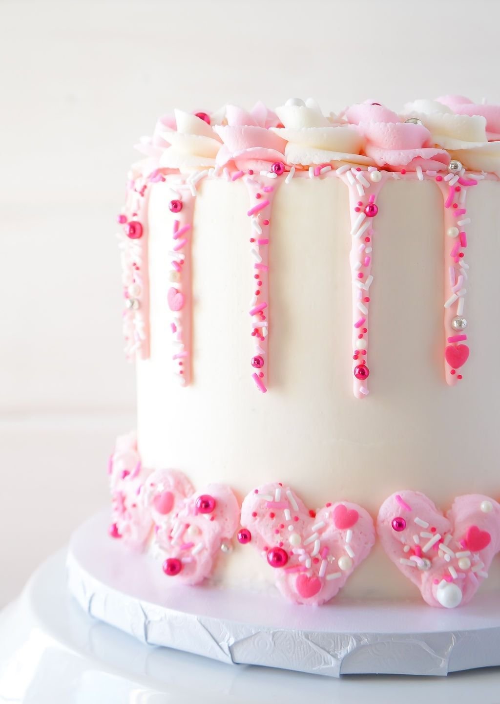 Сделать розовый торт. Торт с розовыми подтеками. Розовый тортик с розовыми подтеками. Розовый торт с белыми подтеками. Белый торт с розовыми подтеками украшения.