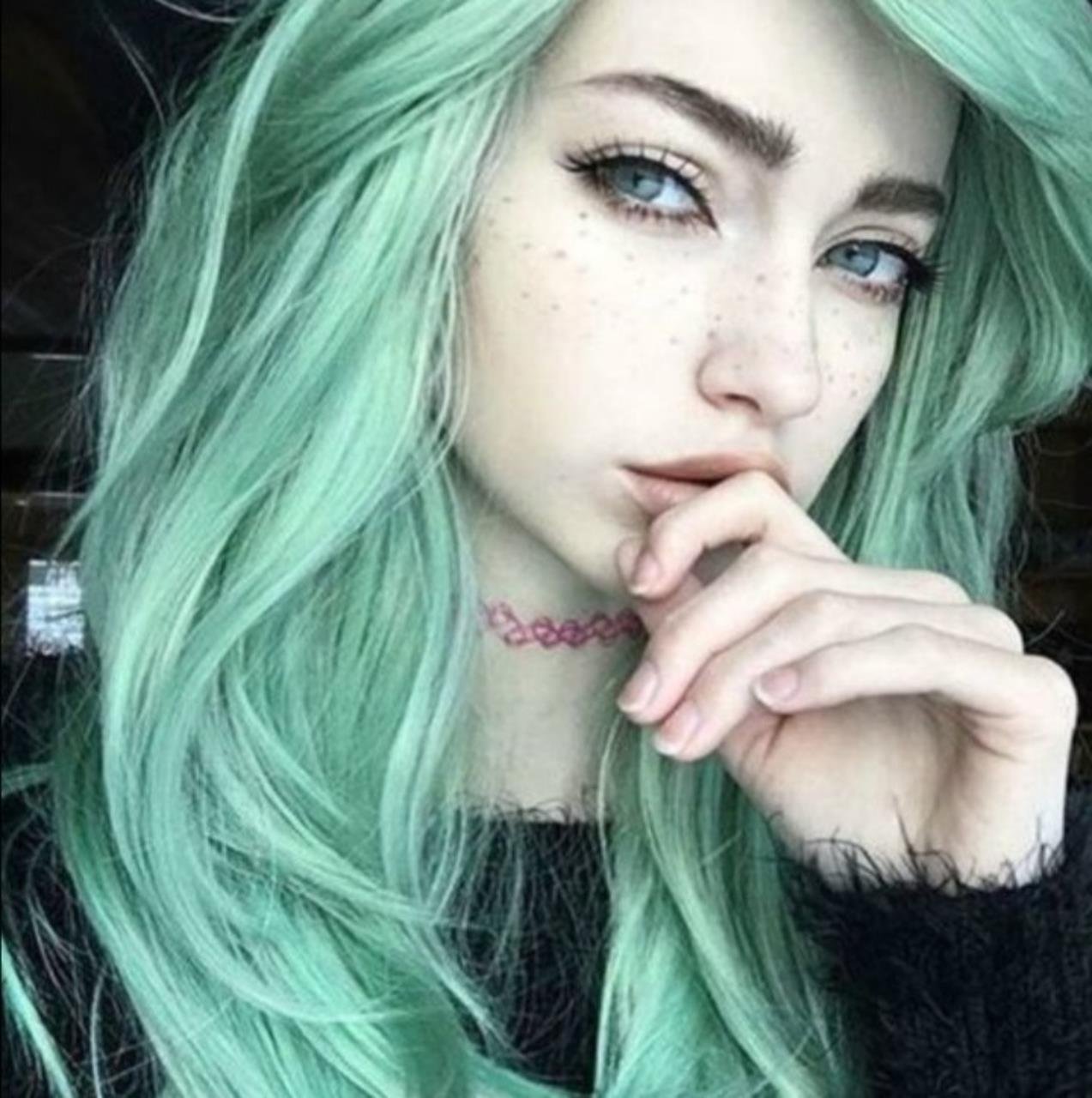 Пепельно зеленые волосы. Девушка с зелеными волосами. Мятный цвет волос.
