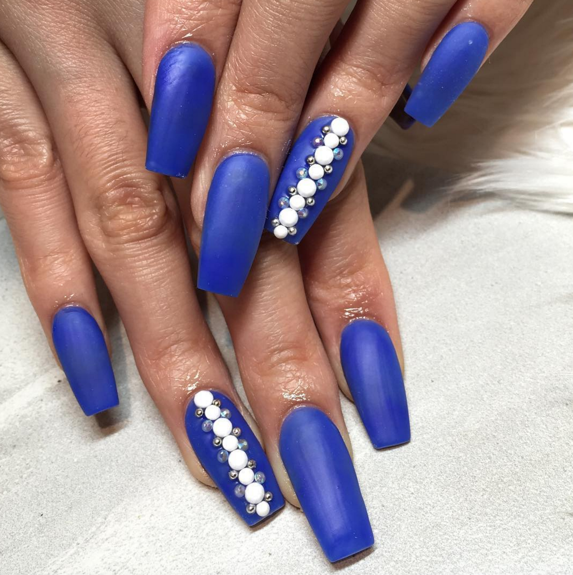 Фото дизайн ногтей синий с белым фото