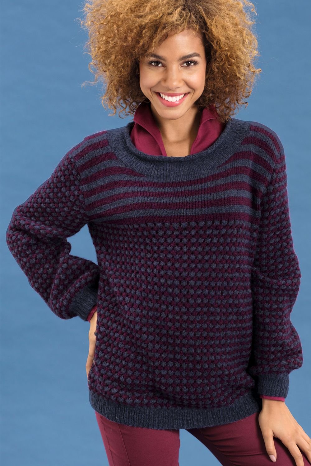 Двух цветные. Двухцветный свитер женский. Вязаный джемпер двухцветный. Двухцветные свитера женские вязаные. Двухцветный свитер для женщин.