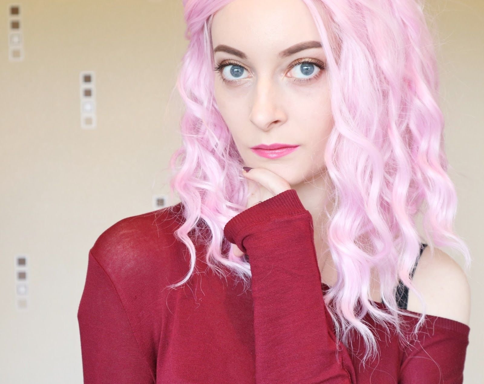 Костюм с розовыми волосами. Розовые волосы. Знаменитости с розовыми волосами. Блогеры с розовыми волосами. Образ с розовыми волосами.