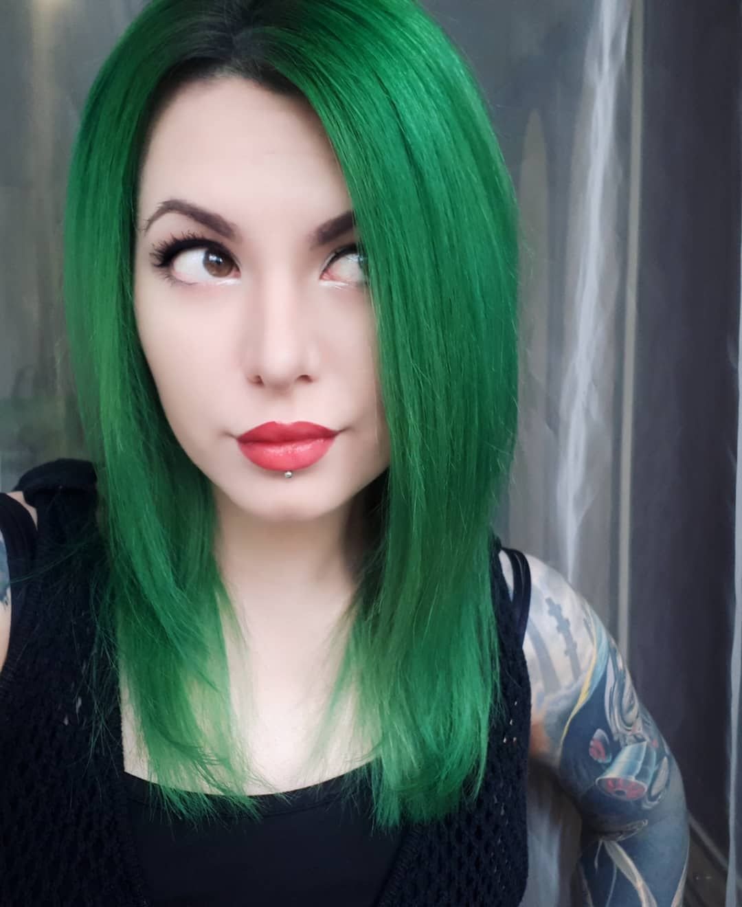 Можно зеленые волосы. Зеленые волосы. Девушка с зелеными волосами. Короткие зеленые волосы.