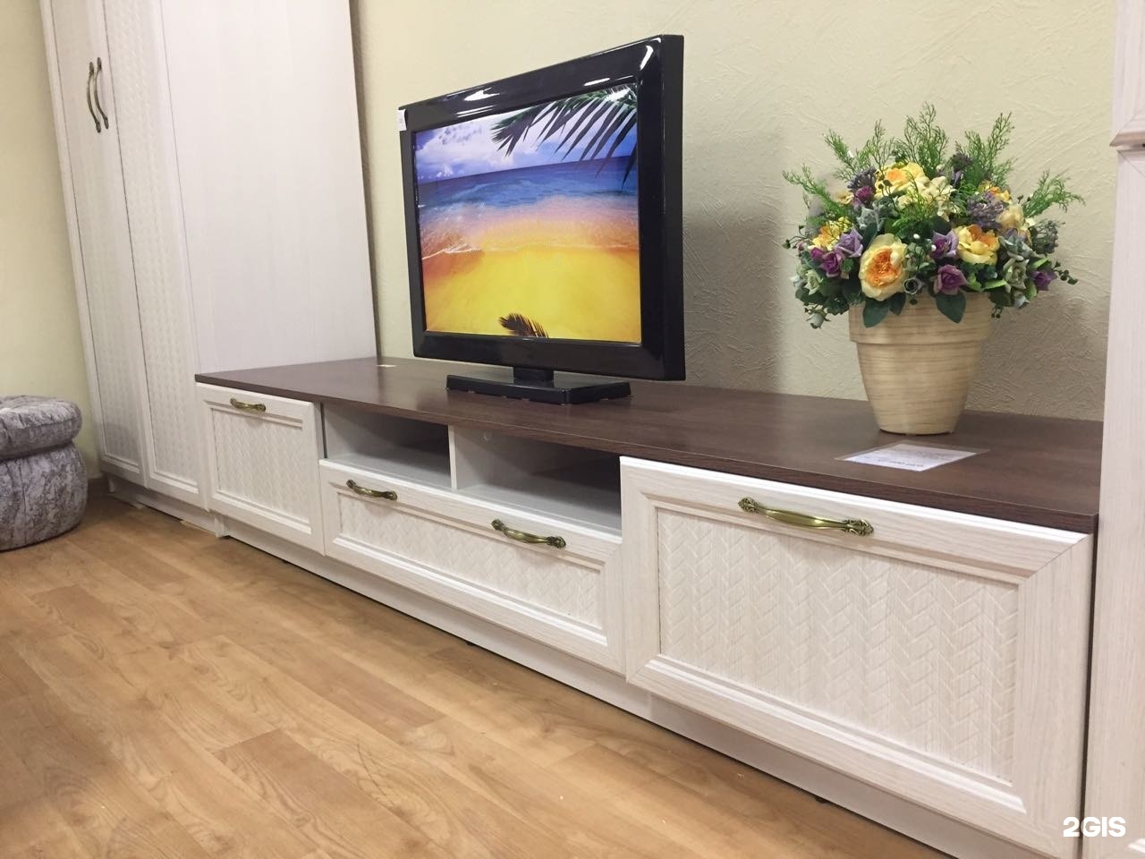 тумба под телевизор напольная в современном стиле