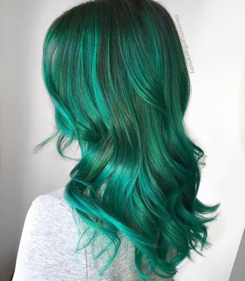 Можно зеленые волосы. Зеленые волосы. Сине зеленые волосы. Зелено голубые волосы. Изумрудный цвет волос.