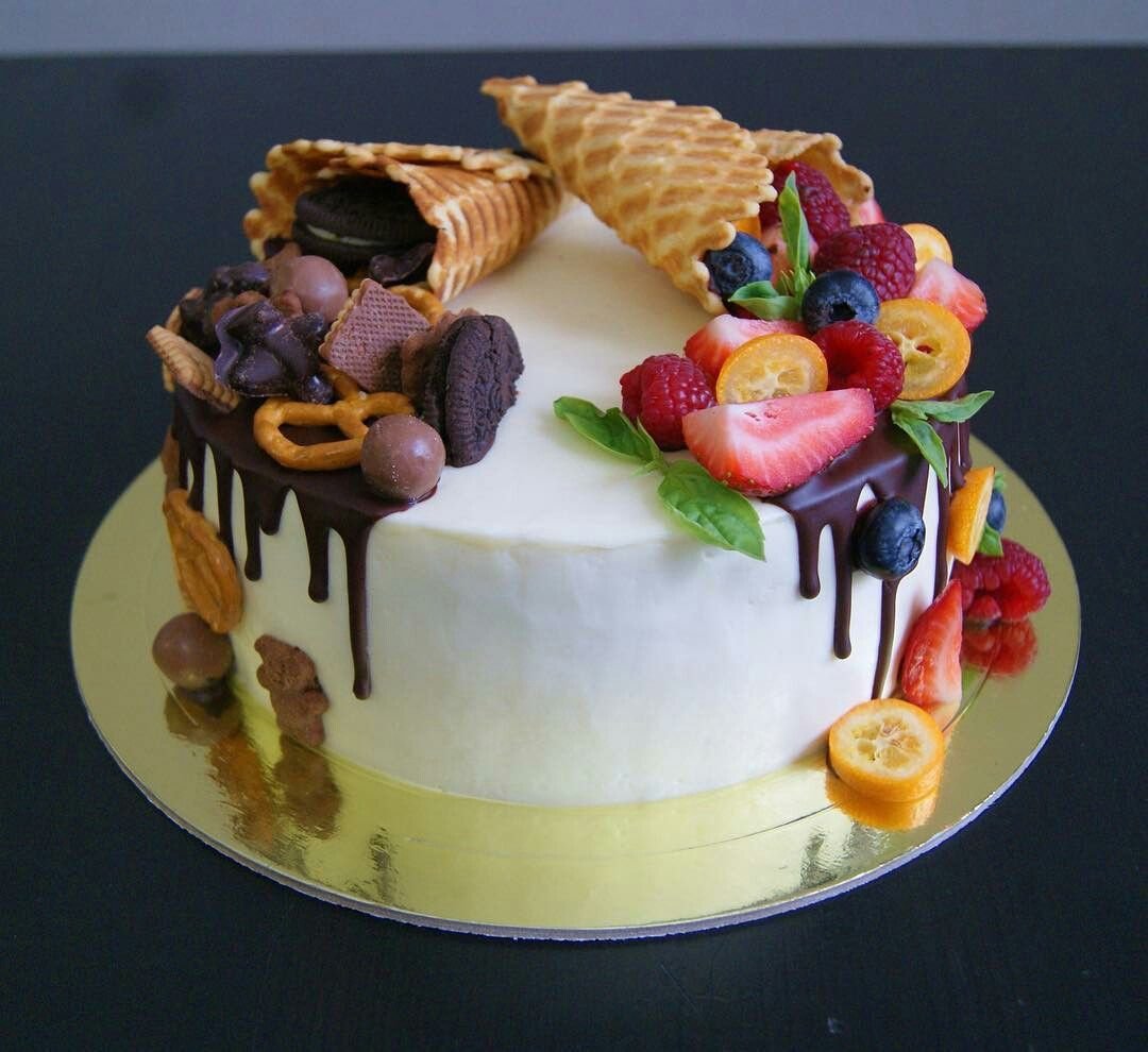 Торт для девочки крем чиз. Украшение торта. Современное украшение тортов. Украшение торта рожками вафельными. Украшение торта сладостями.