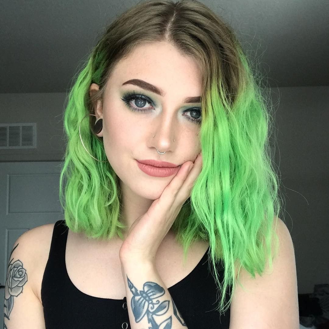 Можно зеленые волосы. Зеленые волосы. Девушка с зелеными волосами. Ярко зеленые волосы у девушек.