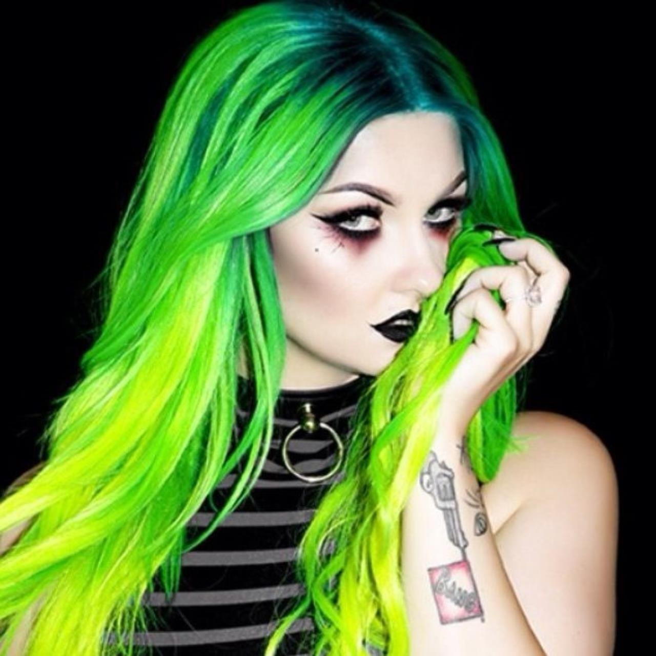 Кисло у девушки. Девушка с зелеными волосами. Кислотно зеленые волосы. Ядовито-зеленый цвет волос.