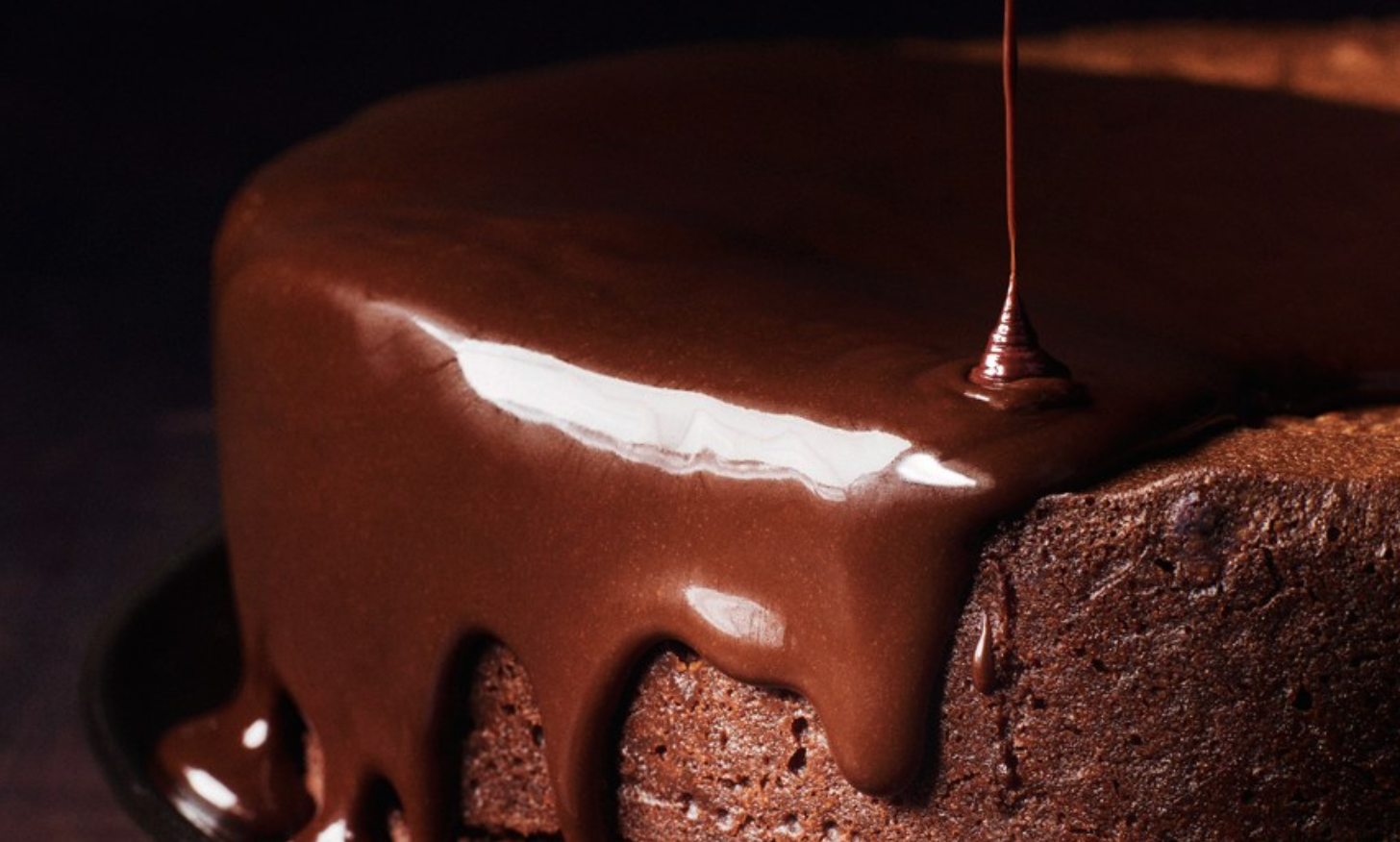 Покрытые шоколадом. Шоколадный торт. Шоколадная глазурь. Торт с шоколадной глазурью. Шоколад глазурь.