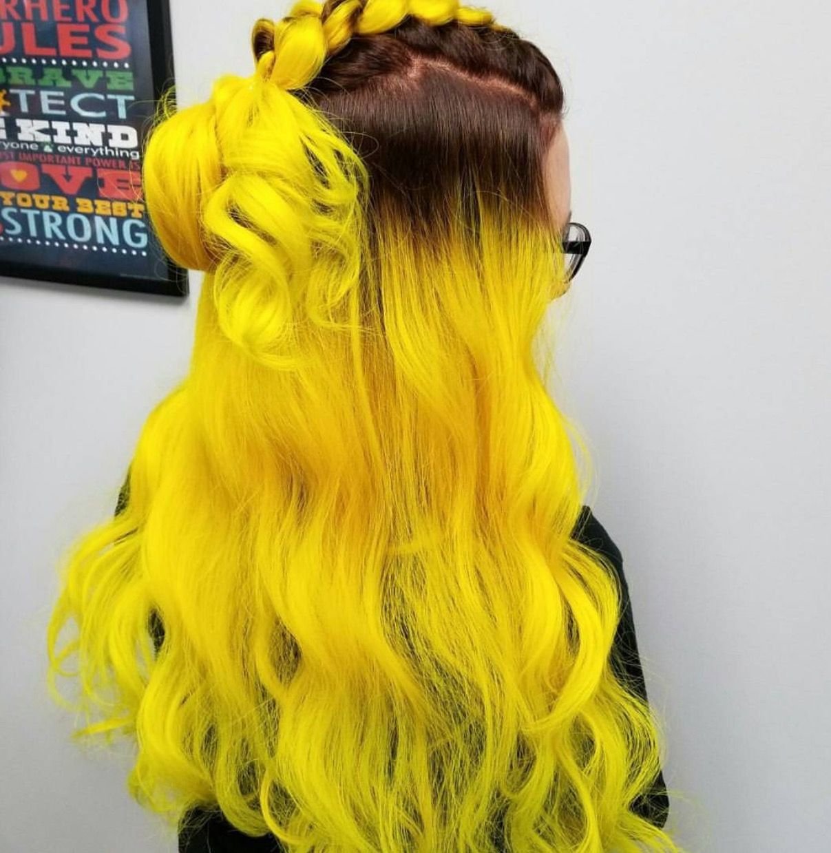 Как сделать волосы желтее. Желтые волосы. Причёска с жёлтыми волосами. Желтые волосы Эстетика. Красивые желтые волосы.