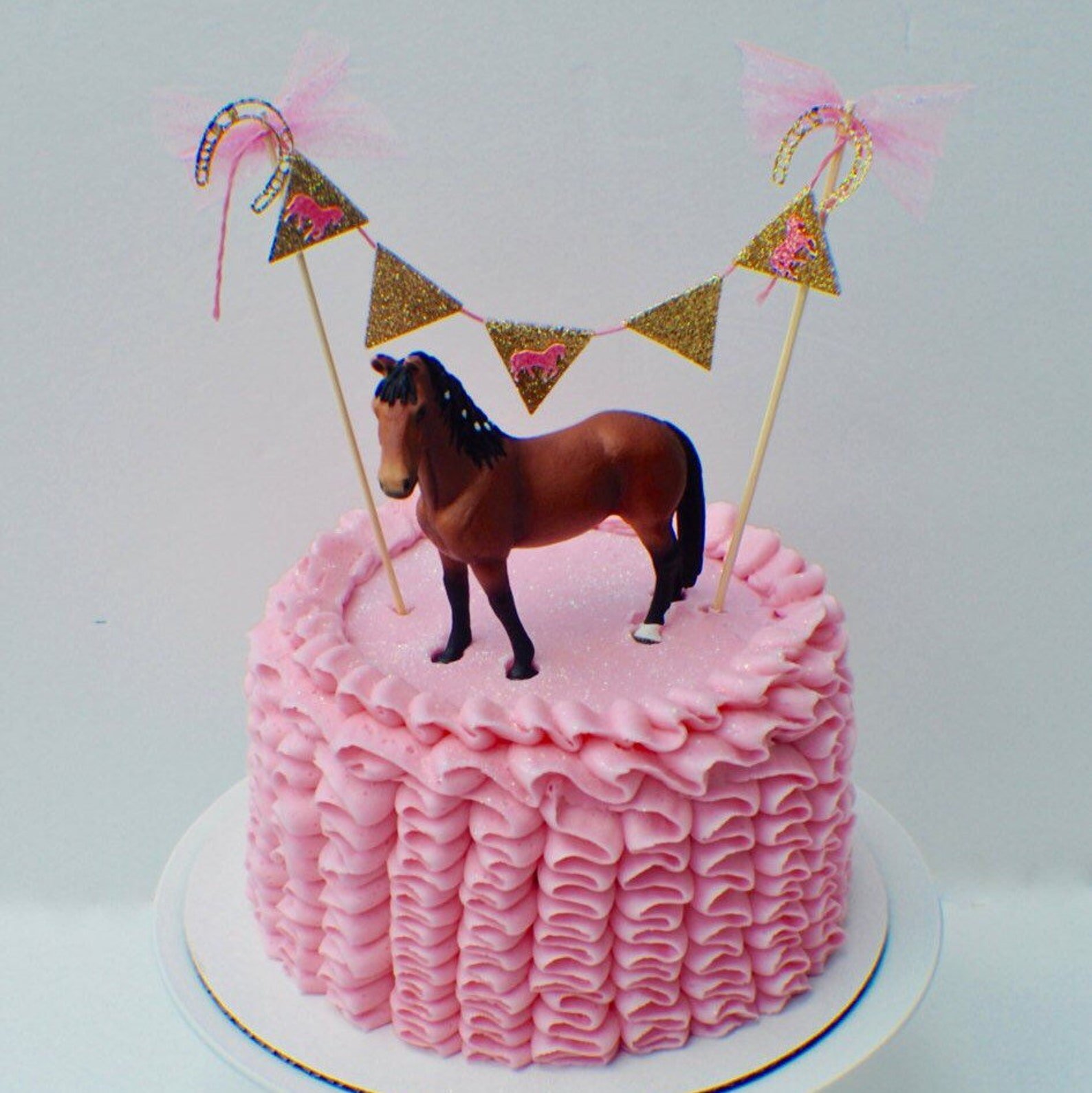 Торт лошадка. Тортик с лошадкой для девочки. Торт с лошадью для девочки. Детский торт с лошадкой. Торт с лошадкой для девочки на день рождения.