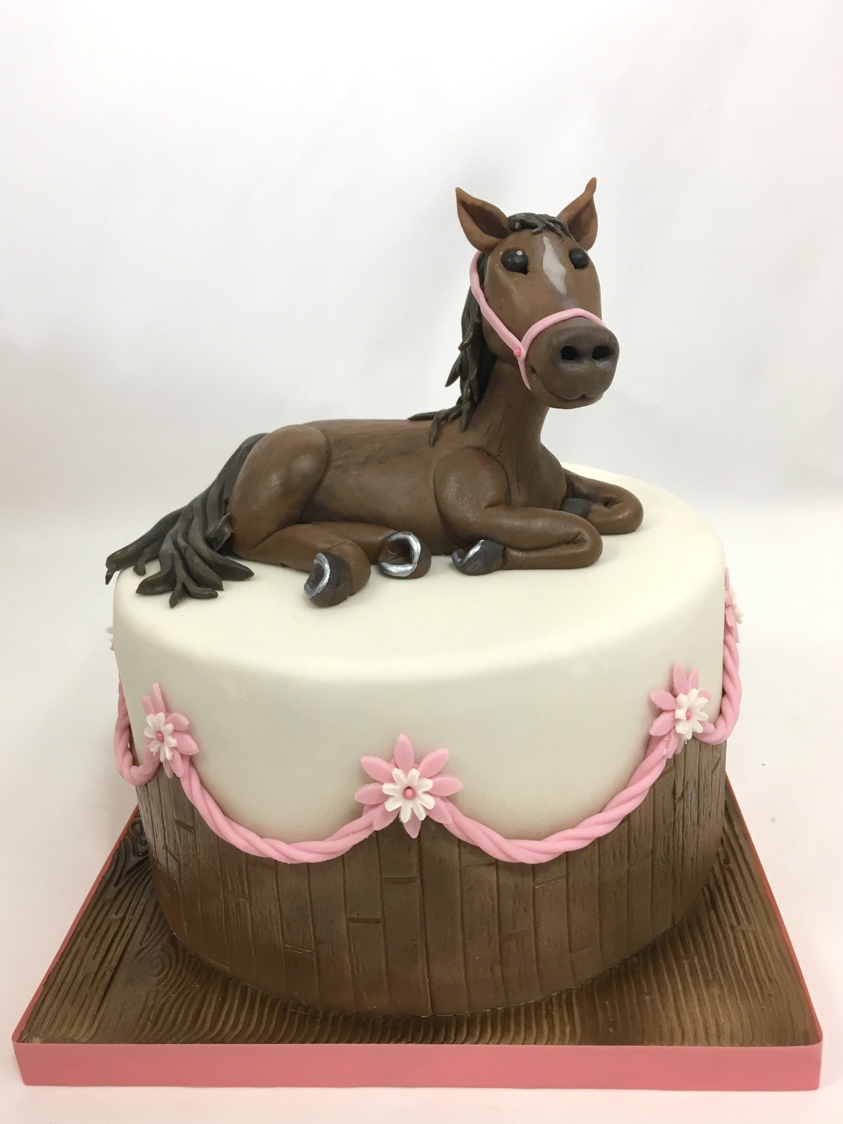 Торт лошадка. Торт с лошадкой для девочки. Декор торта с лошадью. Тортик с лошадью. Торт с лошадкой для мальчика.