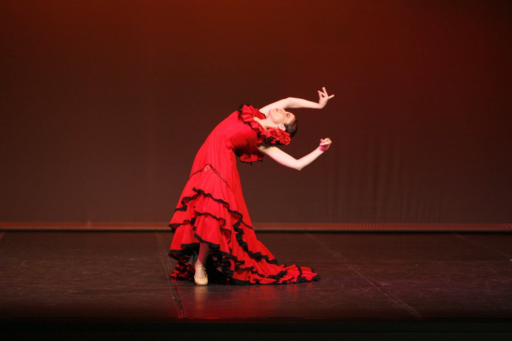 Испанский народный танец 6. Испанский танец фламенко. Испанский народный танец Фанданго. Танец фламенко испанский танец. Танцовщица фламенко.