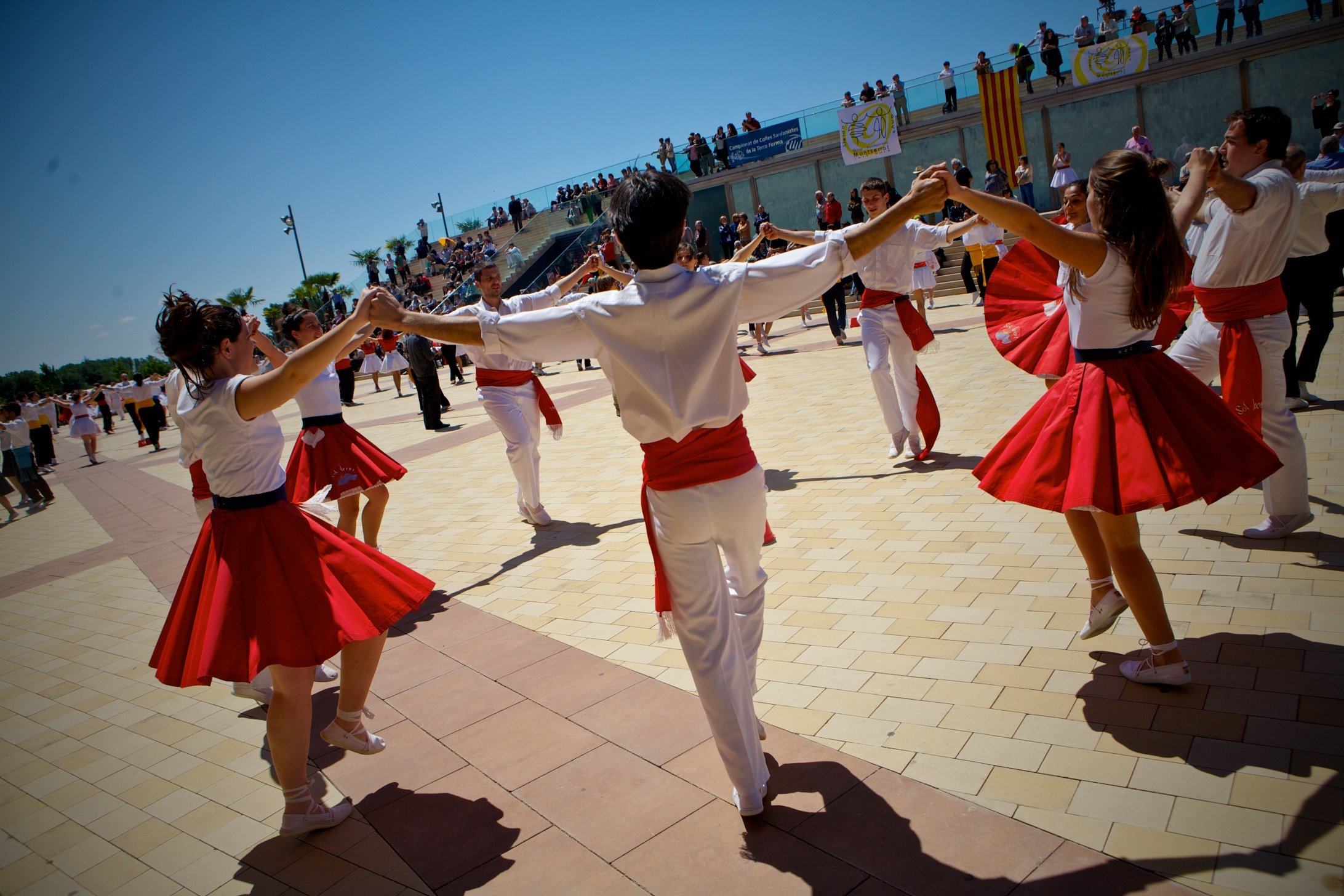 Испанский народный танец 6. Каталонский танец Сардана. Сардана испанский танец. Сардана танец в Каталонии. Хоровод Сардана (Sardana),.