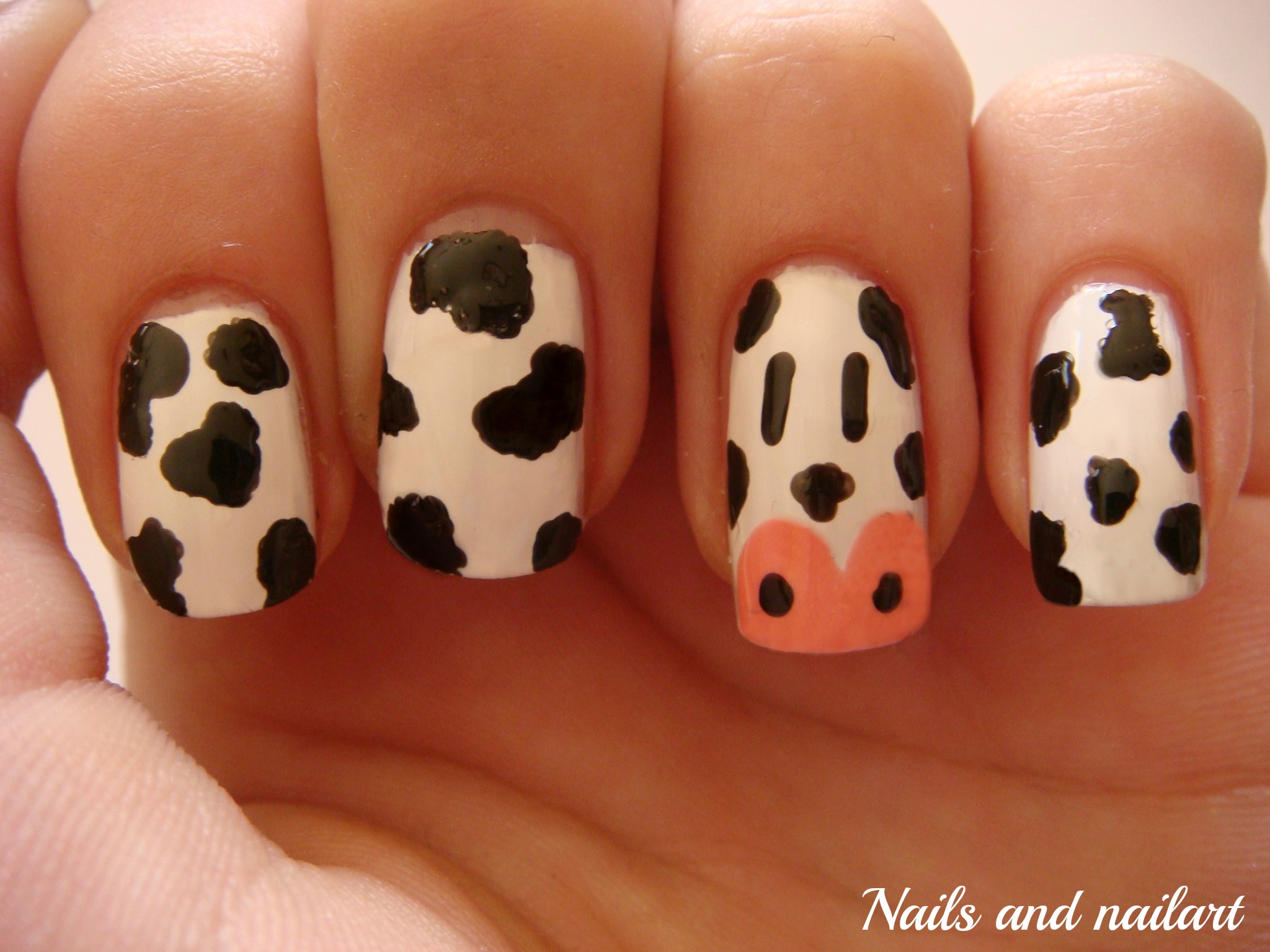 Дизайн коровка. Ногти коровка. Ногти в стиле коровки. Маникюр коровьи пятна. Маникюр коровка на короткие ногти.