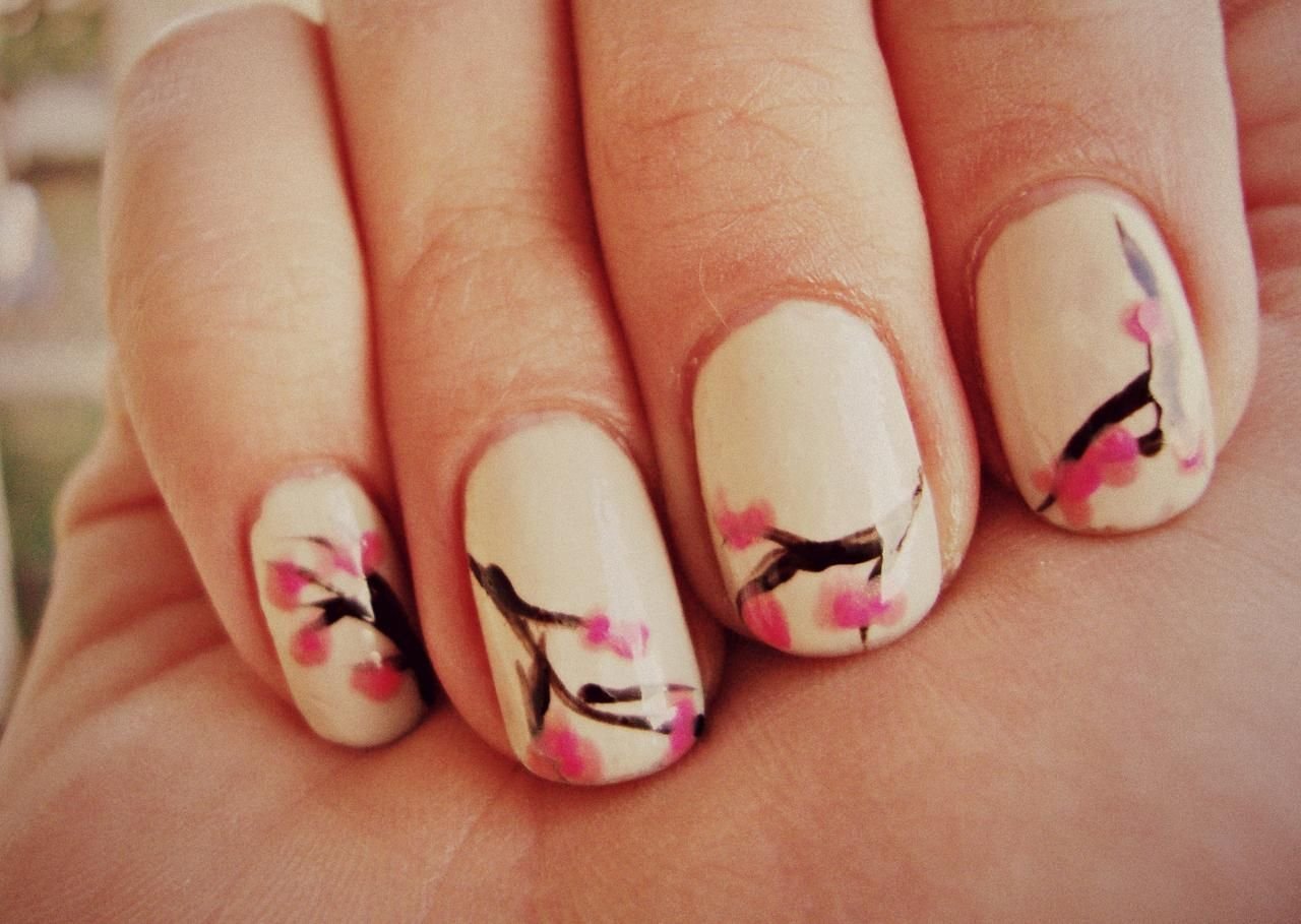 Дизайн ногтей сакура. Сакура на ногтях. Маникюр Сакура. Ветка Сакуры на ногтях. Маникюр с цветами Сакуры.