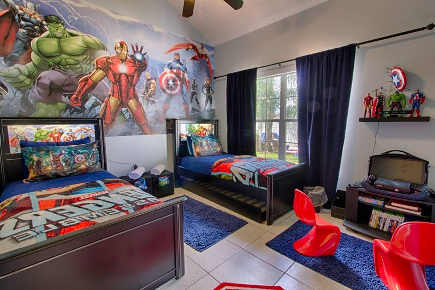 Комната марвел. Интерьер в стиле Марвел. Комната в стиле супергероев. Комната в стиле Мстителей. Детские комнаты в стиле Марвел.