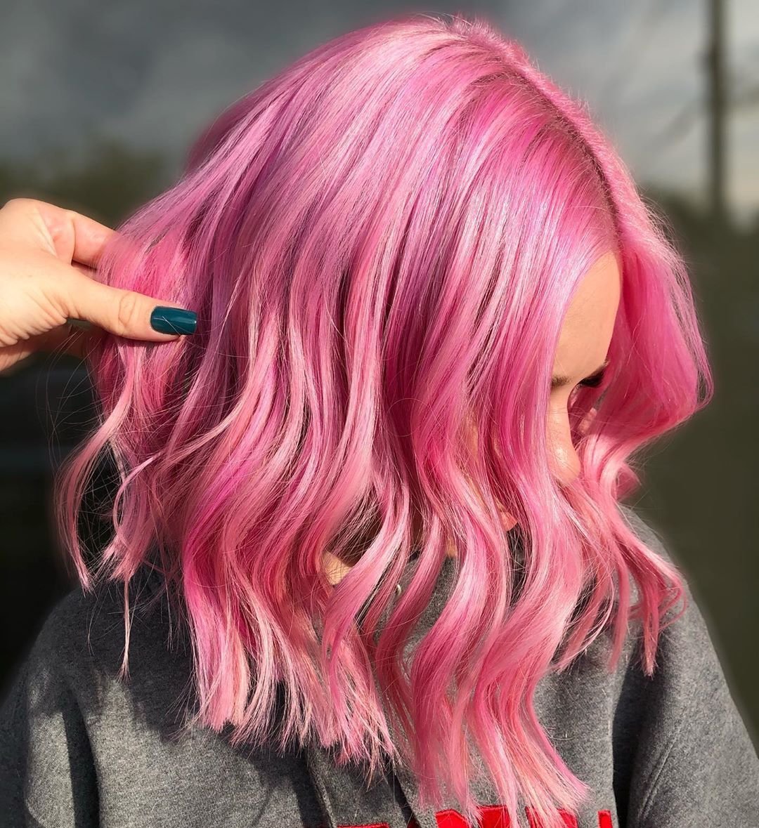Розовые волосы в домашних условиях. Розовые пряди. Розовое окрашивание. Розовый цвет волос. Ярко розовые волосы.