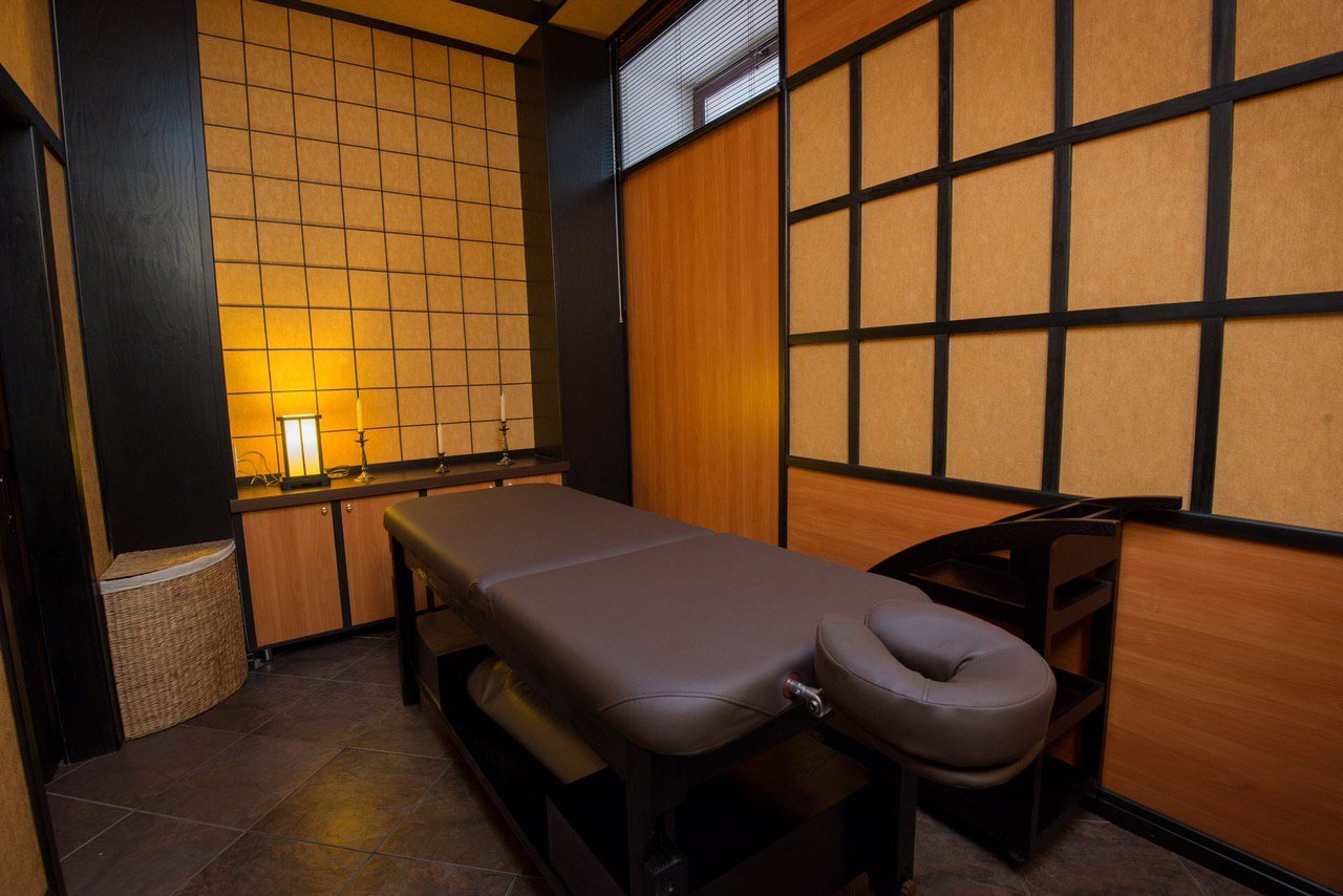Массажный салон. Массажный кабинет. Кабинет массажа в японском стиле. Помещение для массажа.
