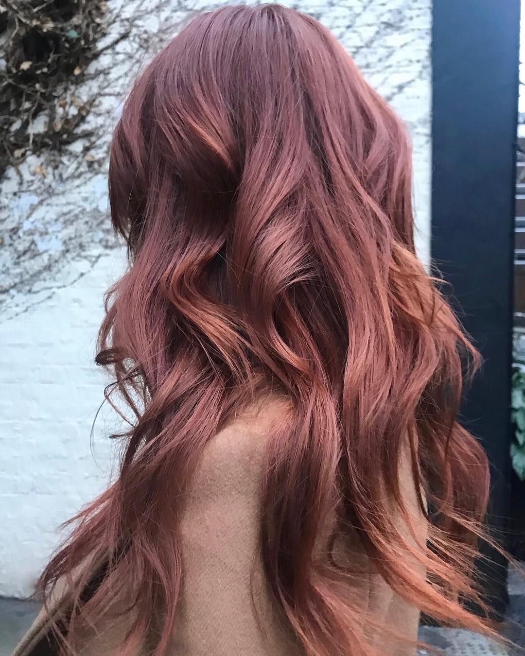 Темно розовая краска. Роуз Голд волосы. Коричнево розовые волосы. Каштановый с розовым оттенком. Коричнево розовый цвет волос.
