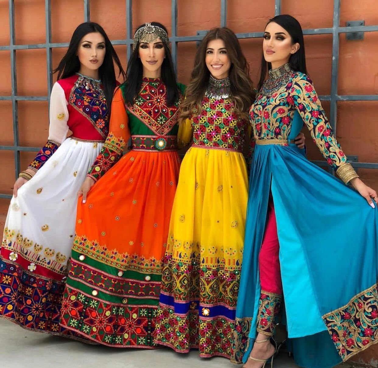 Афганская одежда. Платье в цыганском стиле. Афганские платья. Костюмы в цыганском стиле женские. Национальные платья.