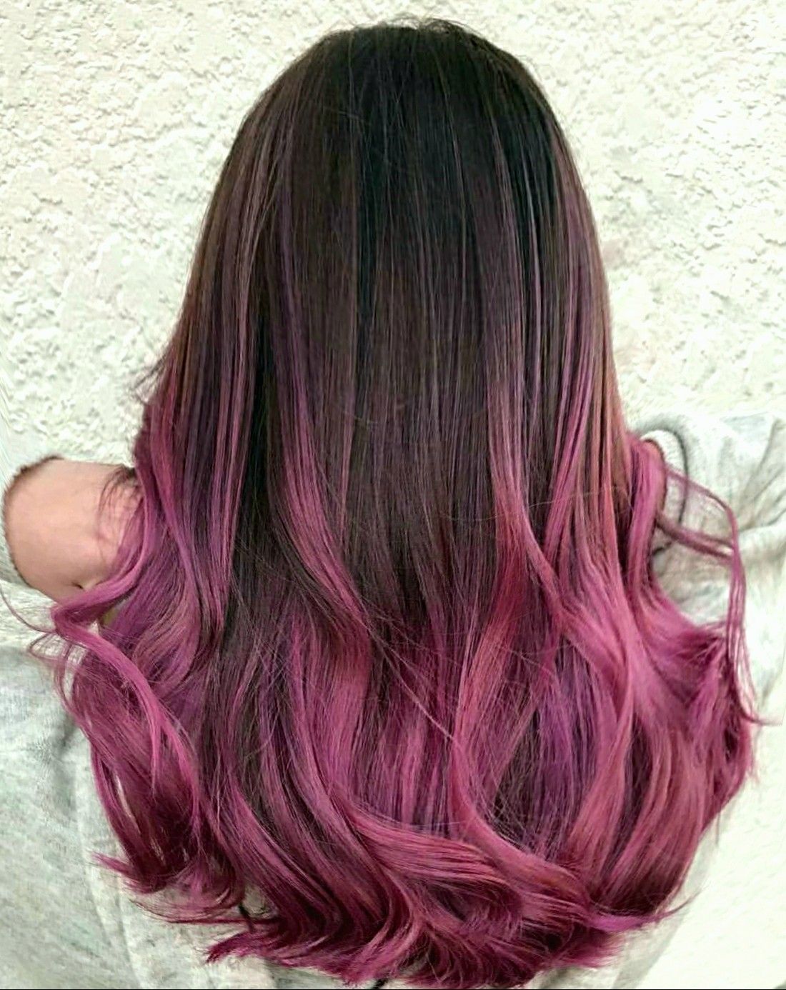 розовые пряди на темных волосах фото