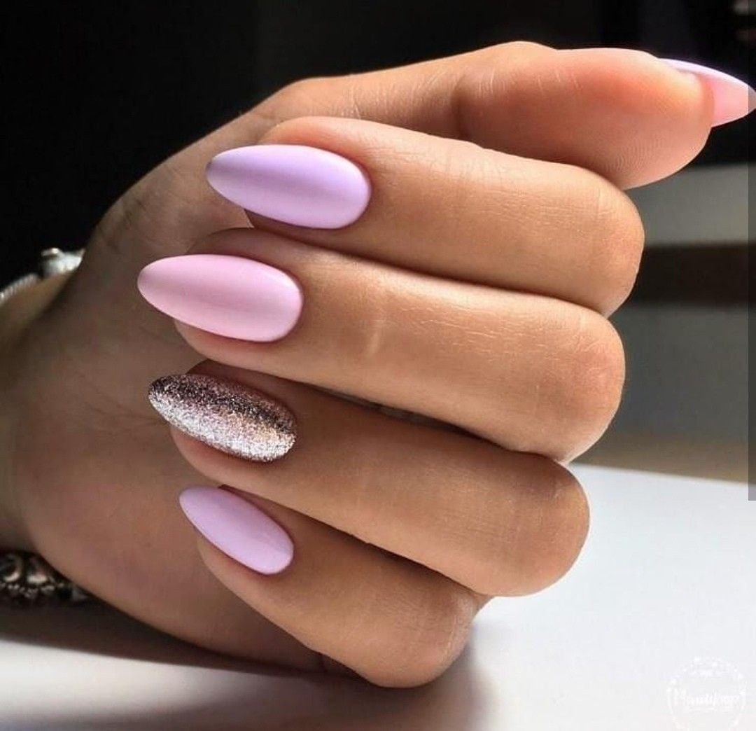 Розово фиолетовый маникюр на миндальные ногти