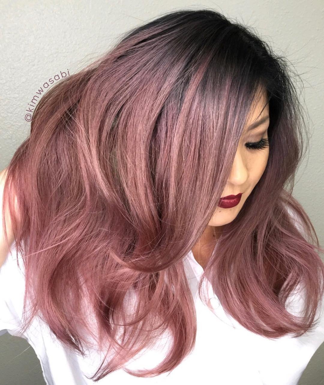 Розовое дерево волосы. Роуз Голд цвет на темные волосы. Роуз Голд цвет волос. Розовый оттенок волос. Каштаново розовый цвет волос.