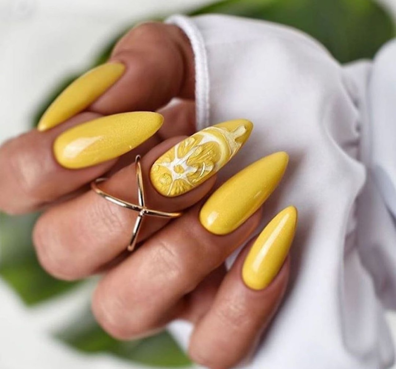 Лимонный дизайн ногтей. Желтый маникюр. Жёлтые ногти маникюр. Маникюр в желтых тонах. Маникюр с жёлтым цветом.