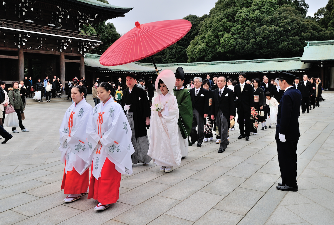 Церемония описание. Церемония свадьбы Синто Япония. Традиционная японская Свадебная церемония. Свадьба в древней Японии. Свадебный храм в Японии.