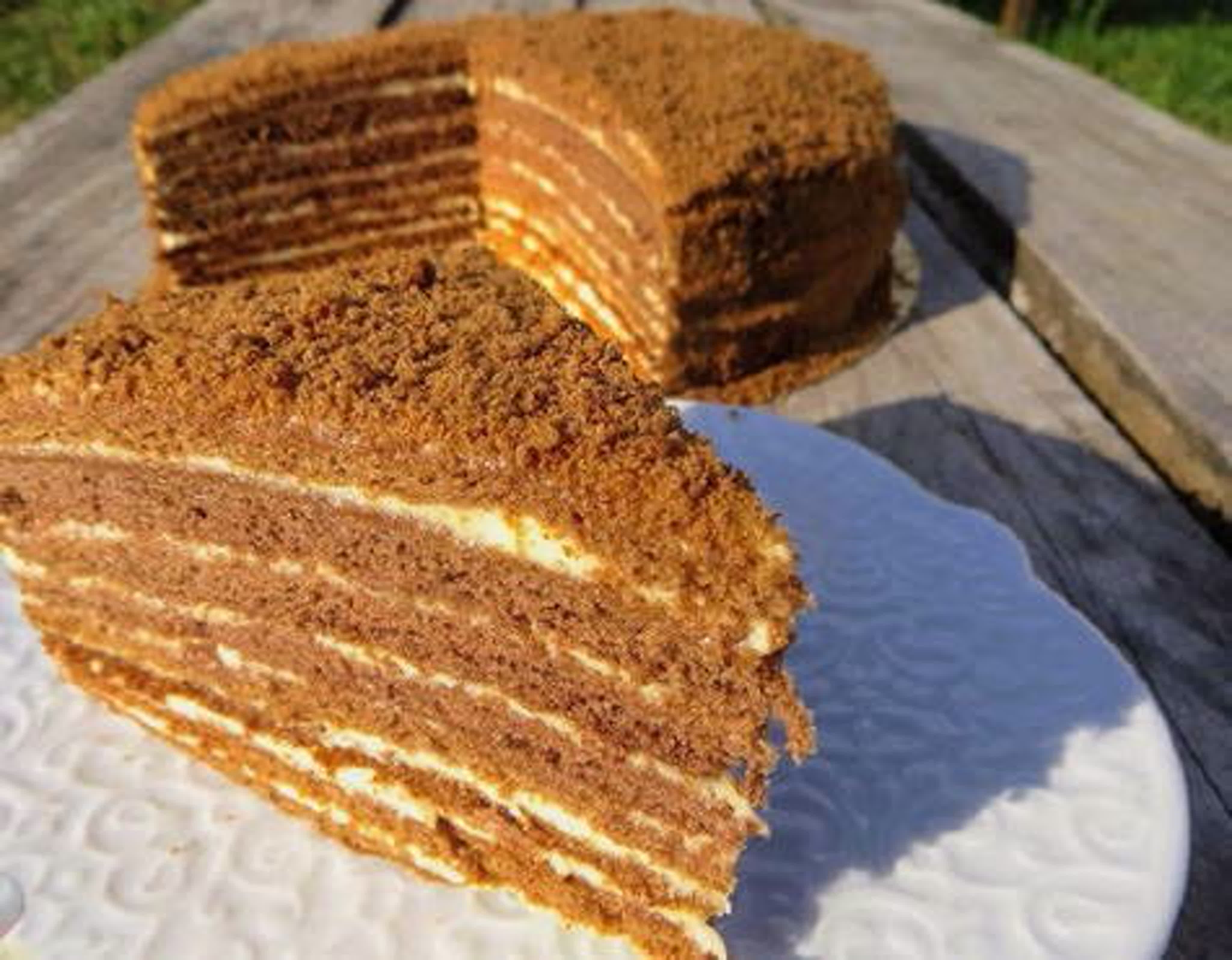 Рецепт медовика с маслом. Наполеон, Прага, медовик. Торт медовый. Медовик на сковороде. Торт медовик на сковороде.
