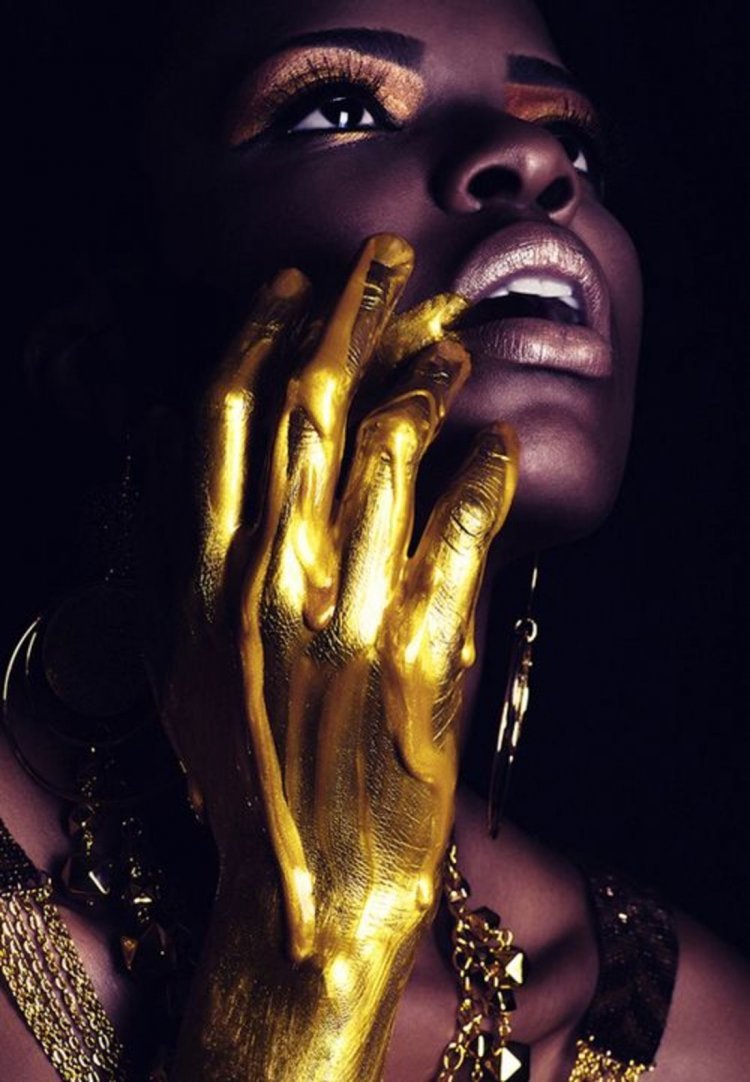 Девушка золотые руки. Черная девушка в золоте. Чернокожая девушка в золоте. Африканка в золоте. Темнокожая девушка с золотом.