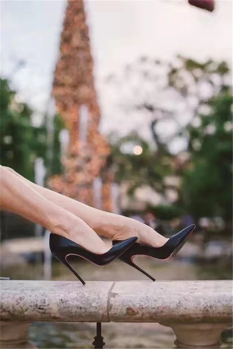 Красивые женские ноги в туфлях
