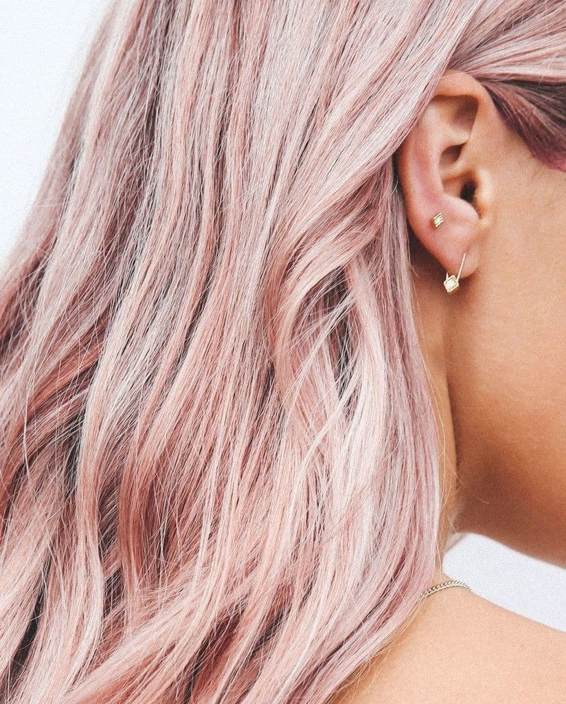 Жемчужно розовые волосы. Роуз Голд цвет волос. Розовый блонд. Волосы с розовым отливом. Розовое мелирование.