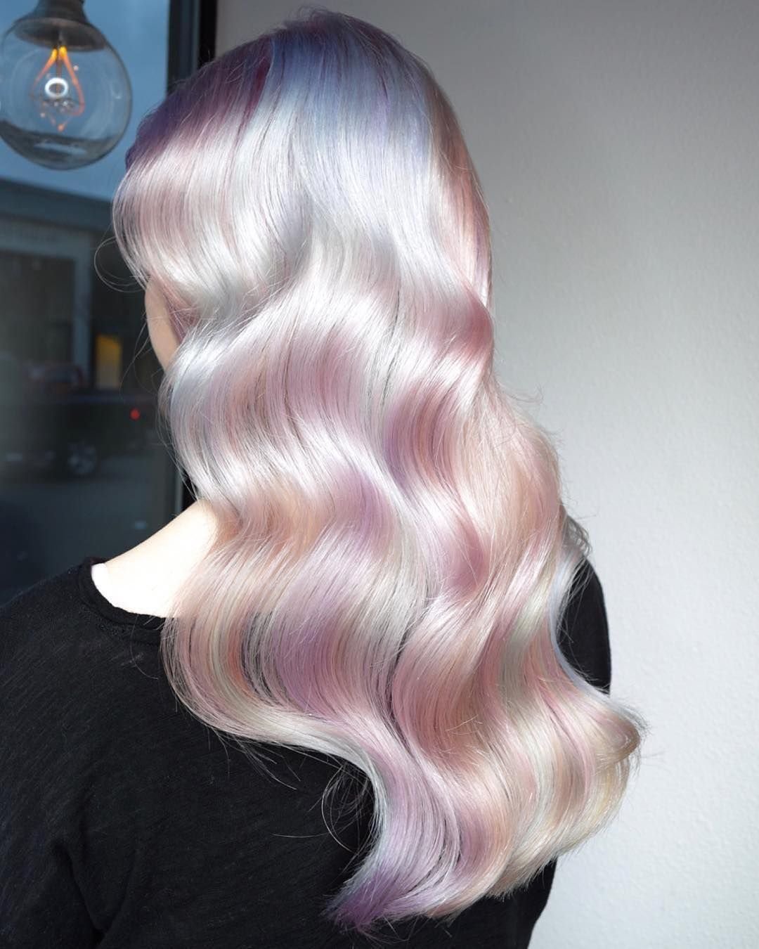 Перламутровая покраска. Жемчужно розовый цвет волос. Перламутровый розовый цвет волос. Перламутровое окрашивание волос. Жемчужно розовый блонд.