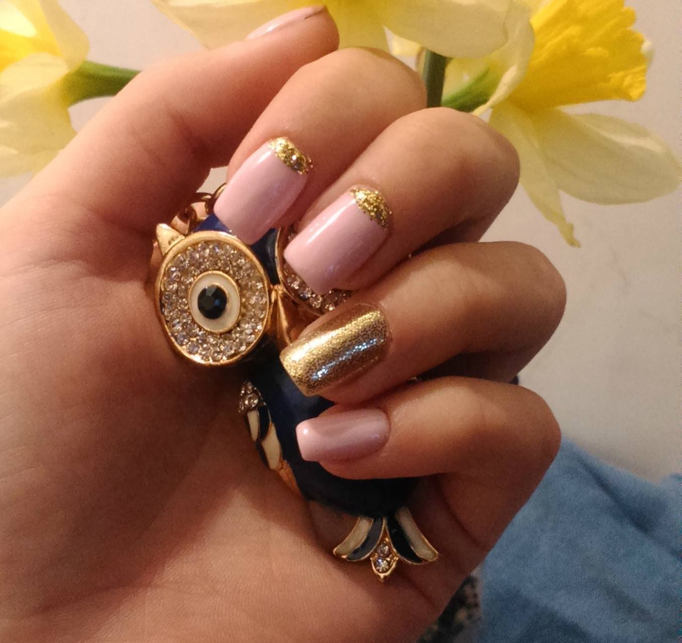 Дизайн ногтей золотом цвете. Золотые ногти. Ногти золотистые. Маникюр с золотом на короткие. Ногти розовые с золотом.