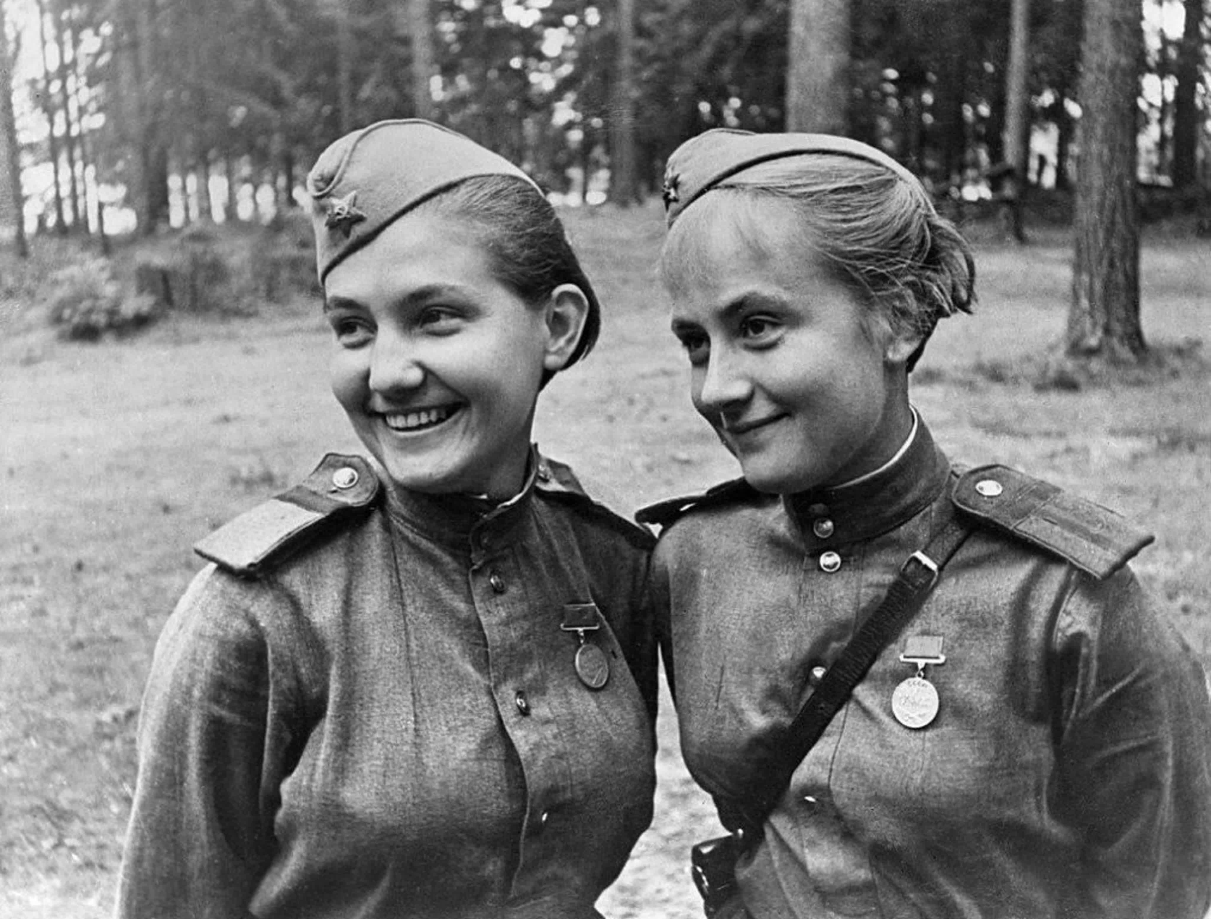 Девочка и 9 мужчин видео. Женщины солдаты Великой Отечественной войны 1941-1945. Женщина солдат ВОВ 1941-1945.