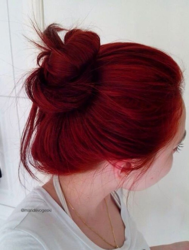 Красные затылки. Красные волосы в пучке. Девушка с красными волосами. Красный цвет волос. Красно бордовые волосы.