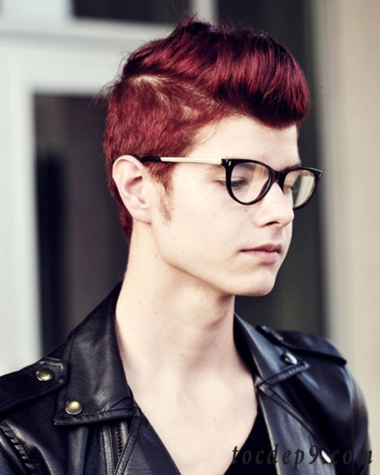 Красные волосы мужские. Бордовый цвет волос у мужчин. Красный цвет волос у мужчин. Красные волосы у парней. Бардлвые волосы у парней.