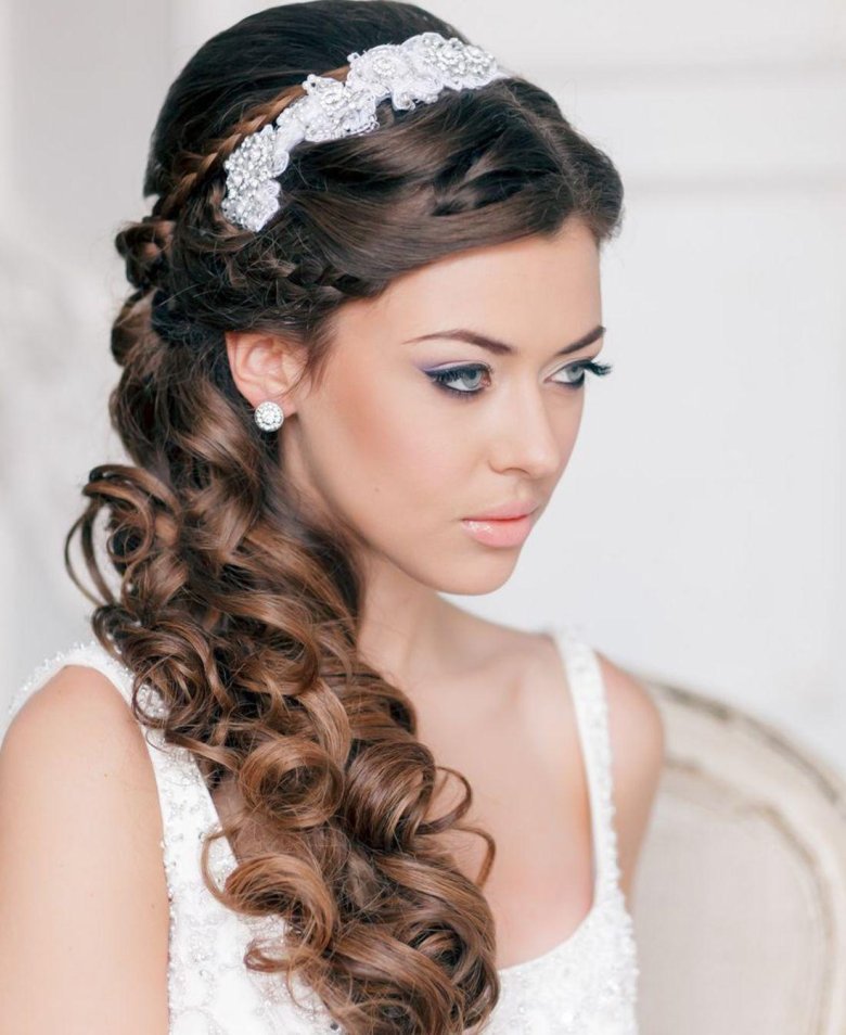 Несколько набок. Свадебные прически. Прическа в греческом стиле. Причёски с диадемой на длинные волосы. Свадебные прически с диадемой.