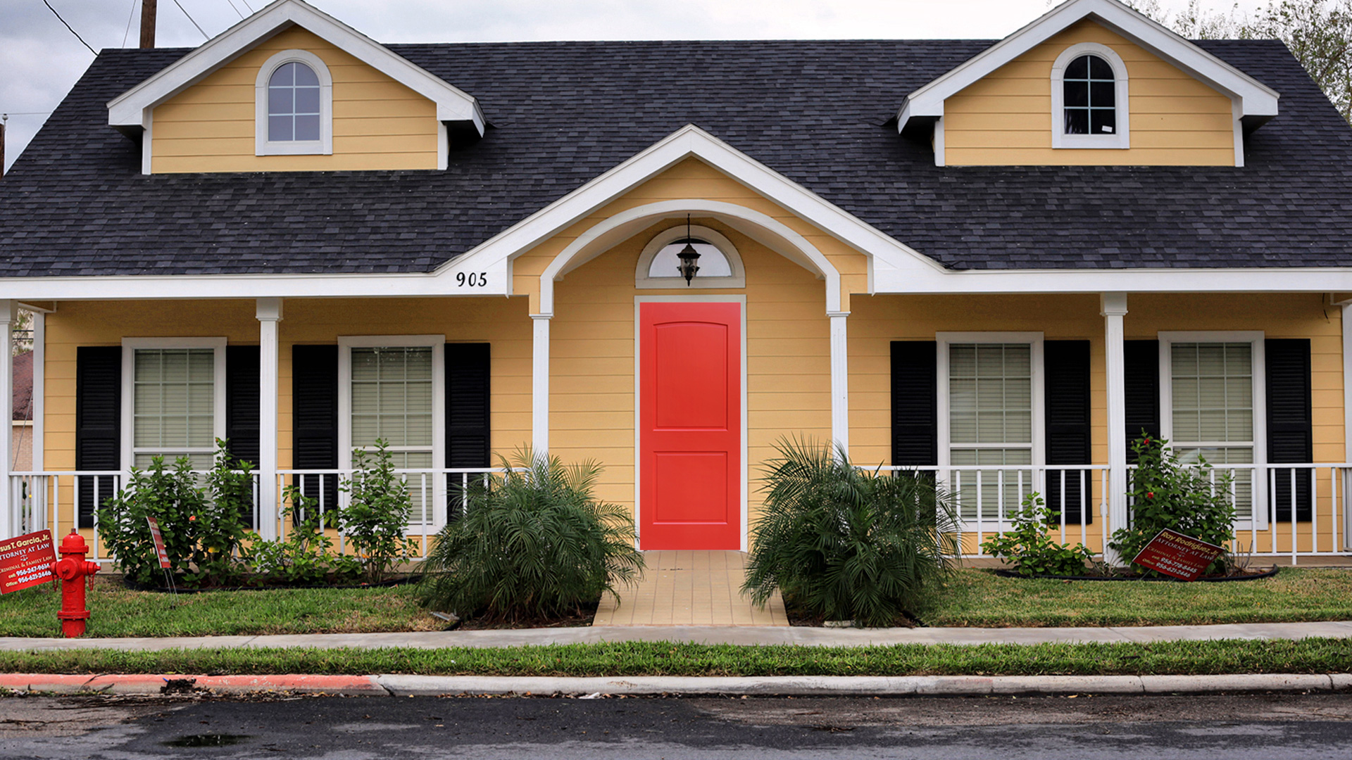 Желто серый дом. Серый дом с красной дверью. Серый дом с красной крышей. Серый дом с красными окнами. Дом с красными окнами.