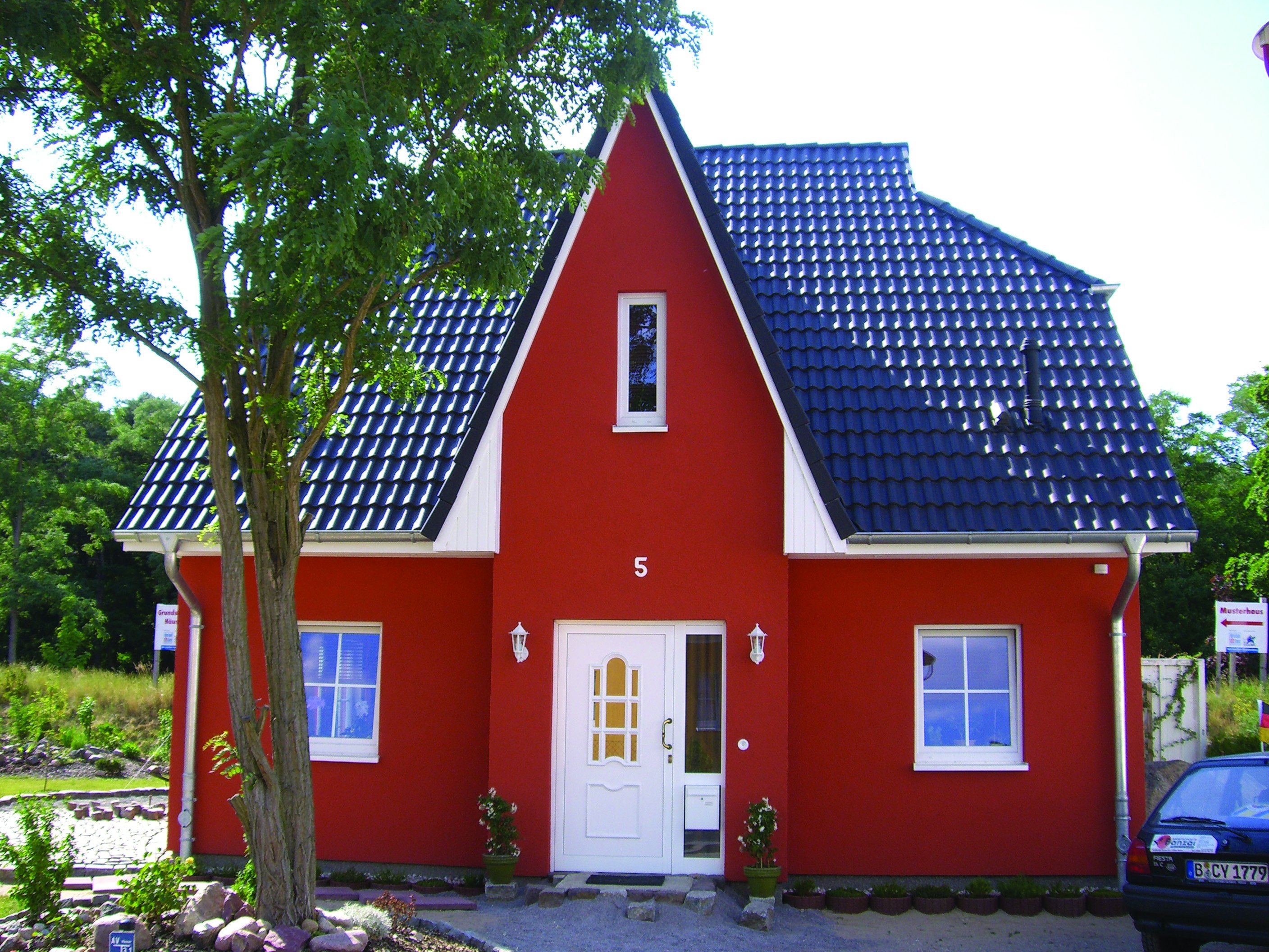 Фасады домов с красной крышей