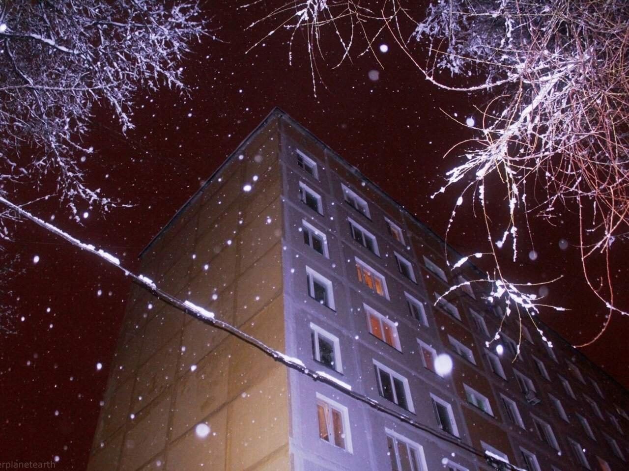 5 декабря ночью. Хрущевки ДУМЕР Эстетика. Панельные многоэтажки ночью зимой. Многоэтажный дом зимой ночью. Хрущёвки ночью.