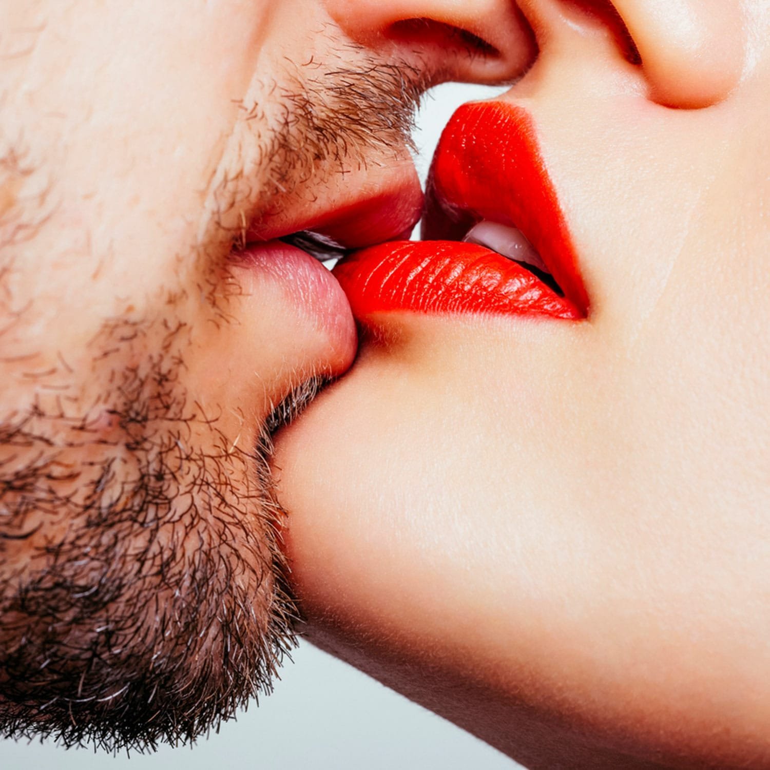 Ласкает небритую. Красивые мужские губы. Мужские губы поцелуй. Поцелуй фото красивые. Страстные губы.