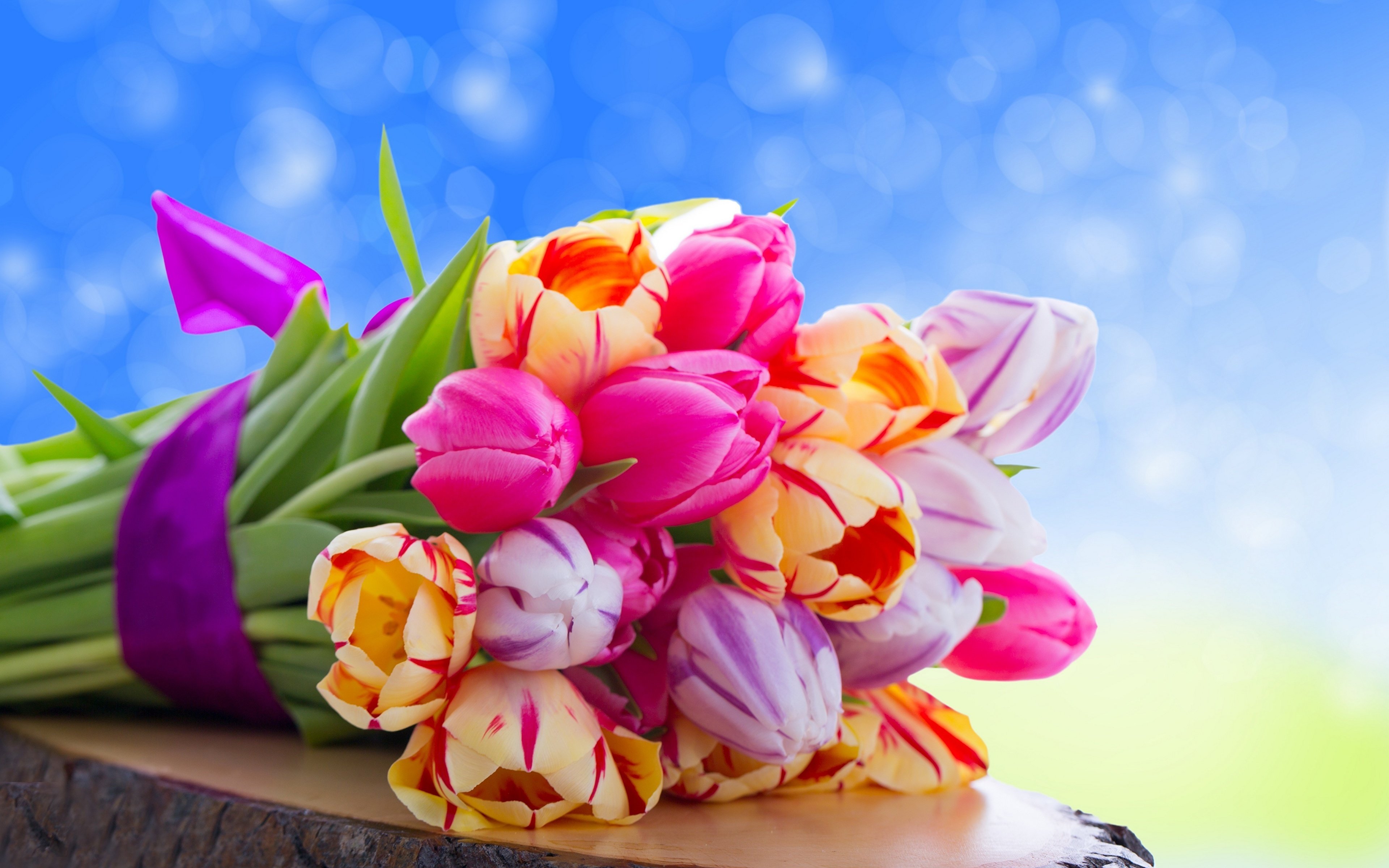 Картинка с днем рождения женщине в марте. Букет тюльпанов. Яркие тюльпаны. Весенний букет. Красивый весенний букет.