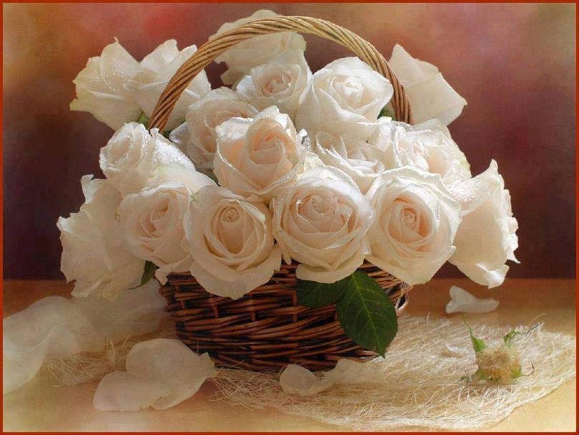 Открытка с днем рождения белые розы женщине