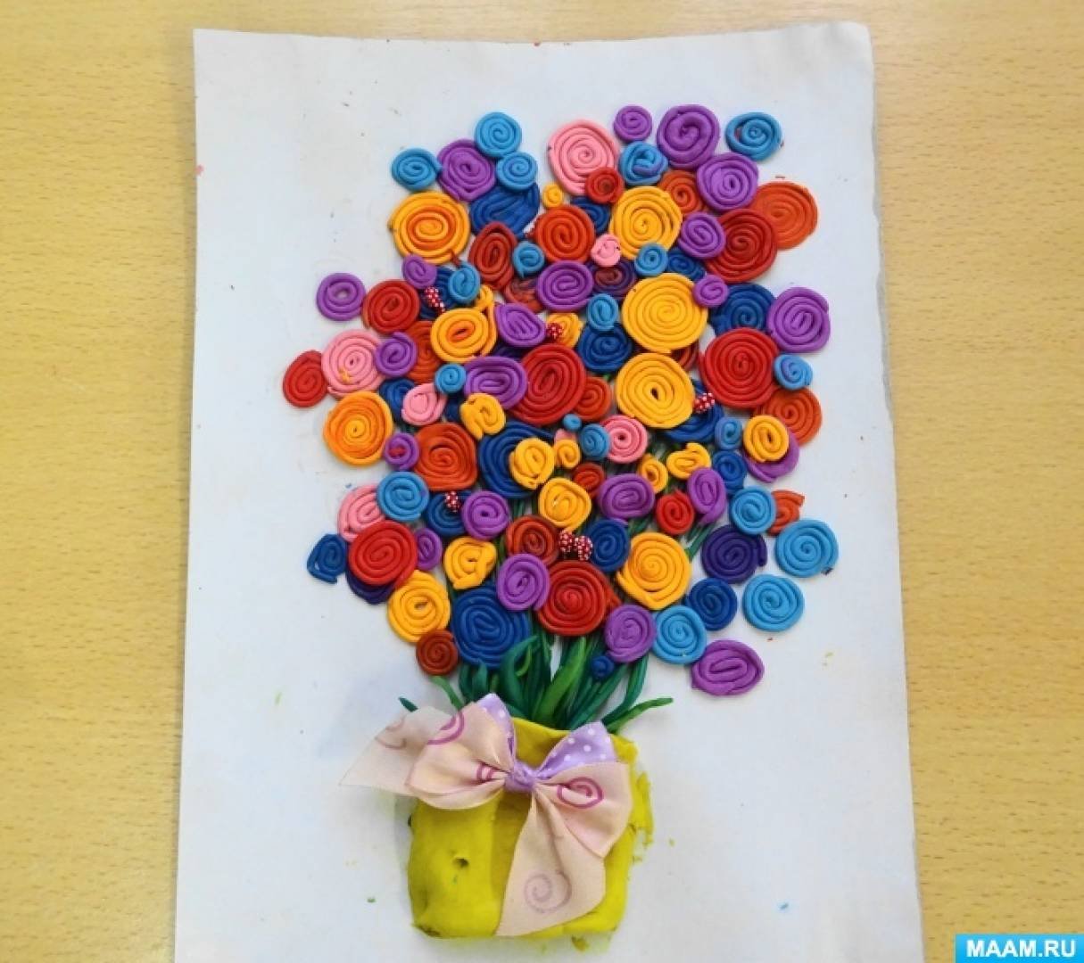 Пластилинография для дошкольников. Букет для мамы пластилин. Цветы в технике пластилинографии. Цветы пластилином на картоне.