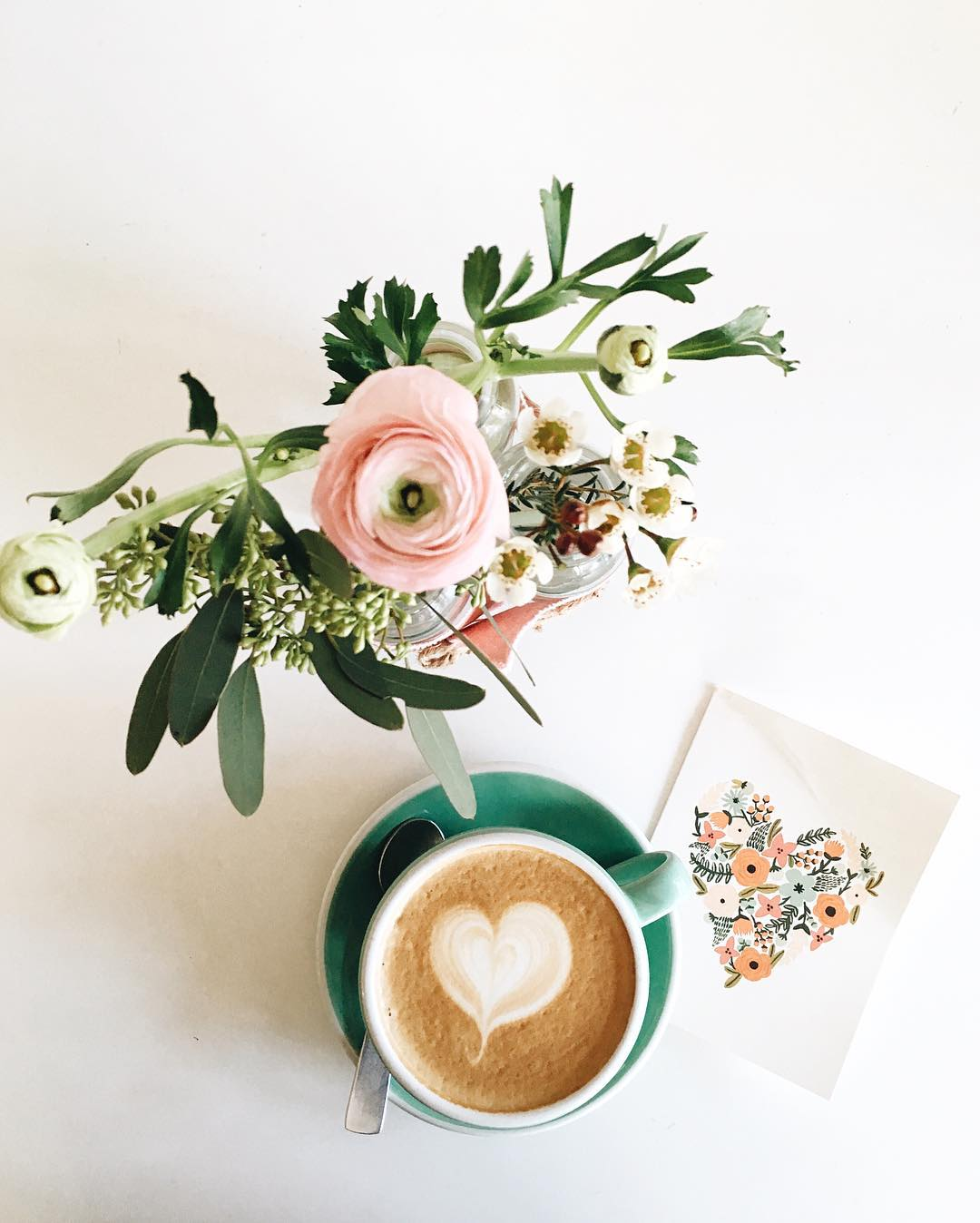 Утро доброе цветок необычный. Стильные пожелания с добрым утром. Кофе и цветы. Интересные открытки с добрым утром. Стильные открытки с добрым утром.