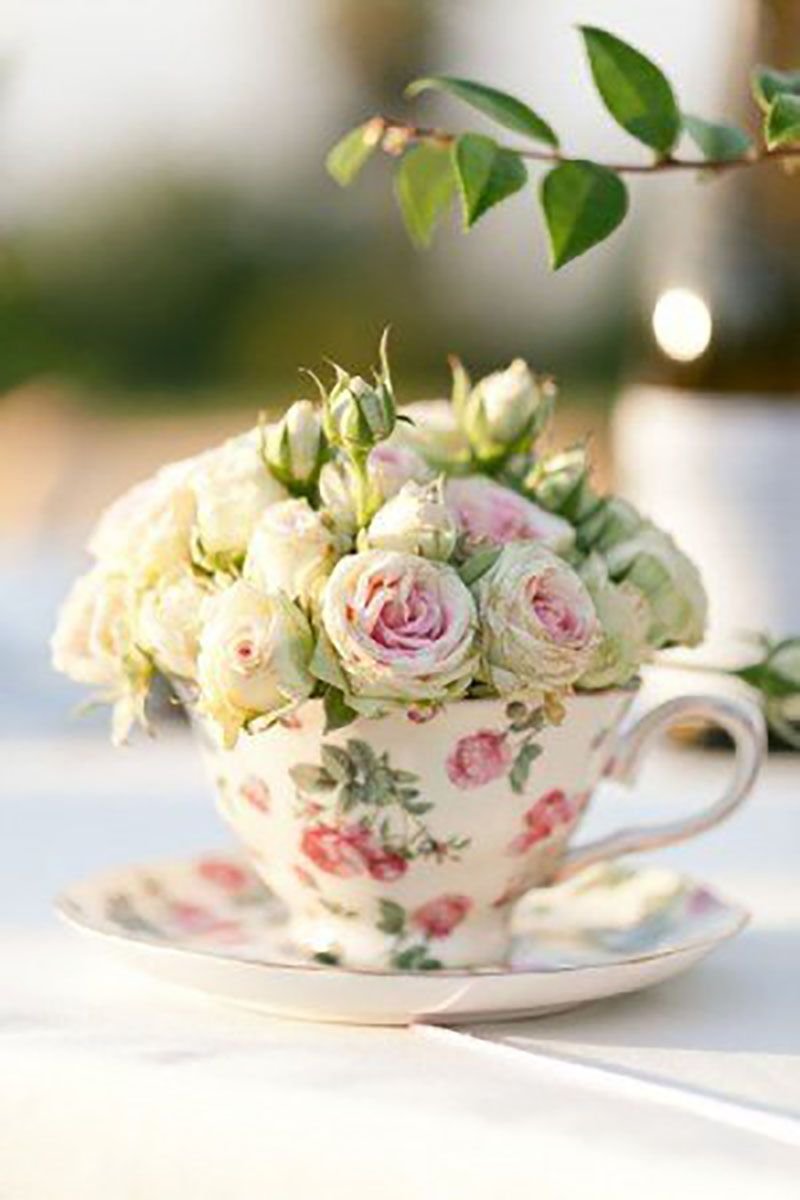 Доброго дня нежные цветы. Цветы в чашке. Букетик в чашке. Красивый нежный букет. Красивые чашки.